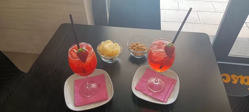 2 spritz, noccioline e patatine