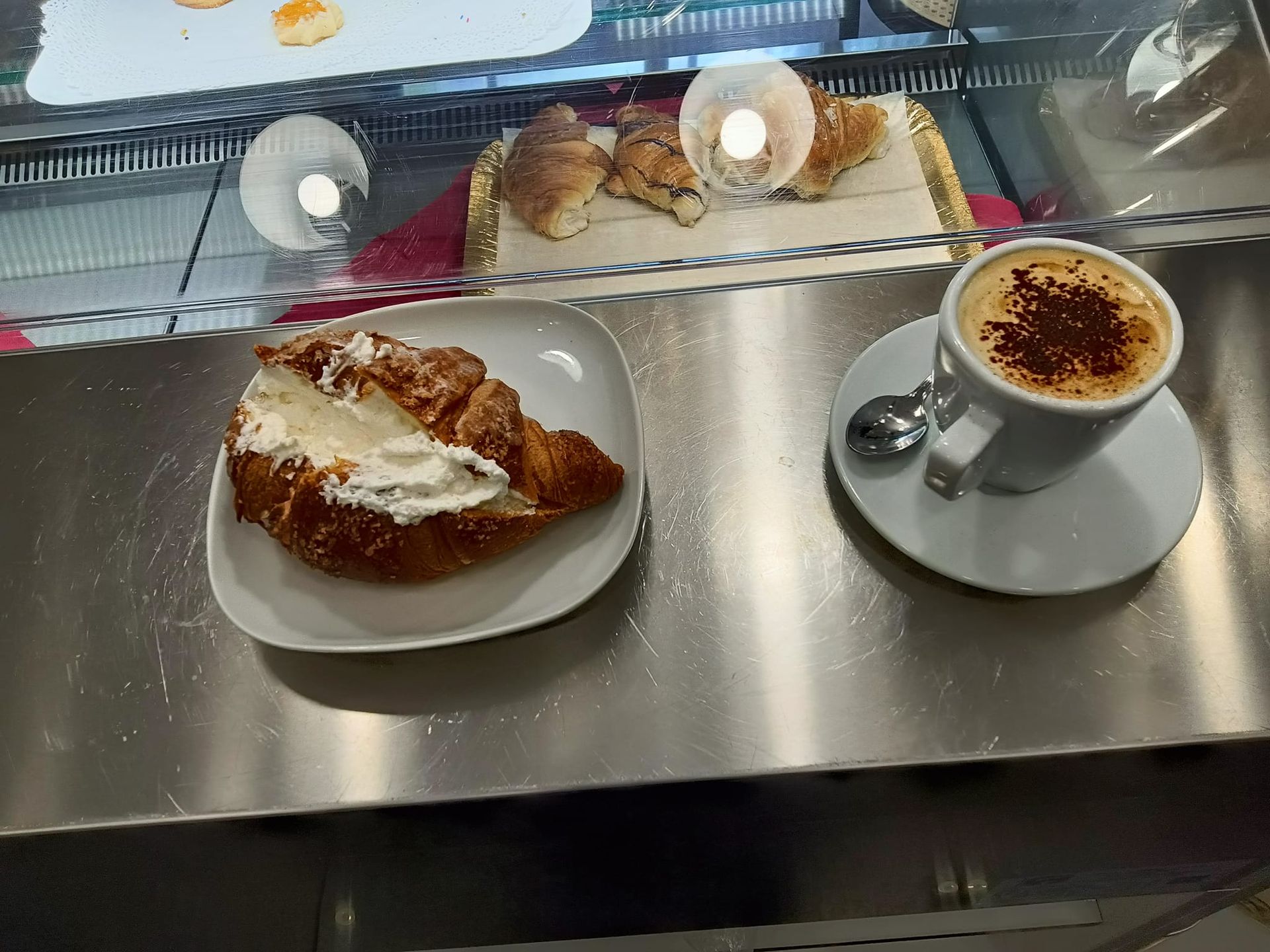 cornetto ripeno di panna e caffé