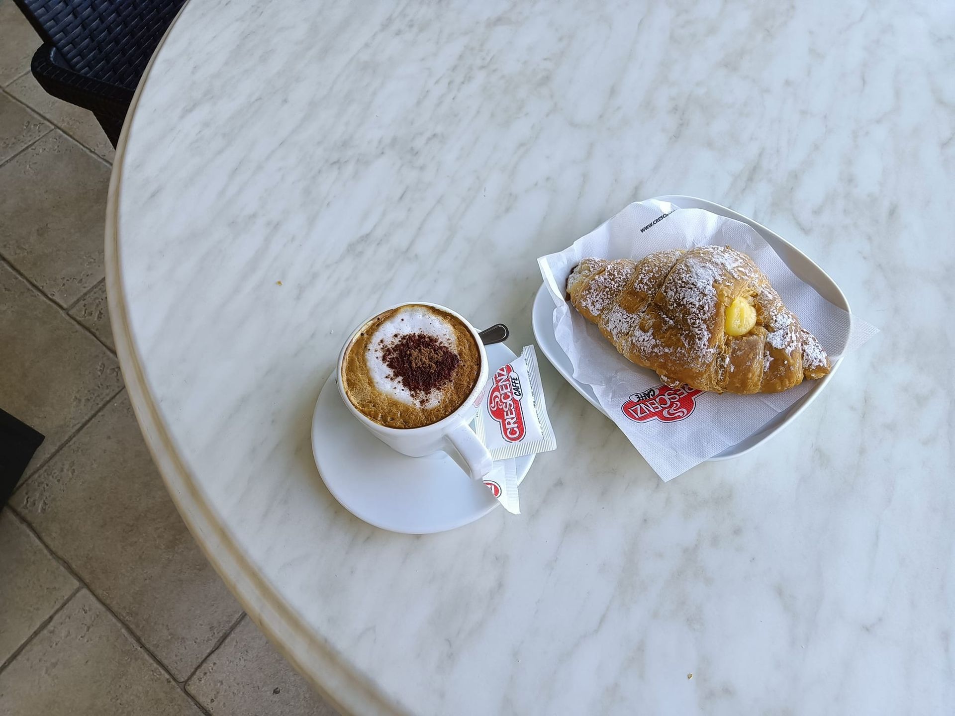caffé macchiato e cornetto alla crema