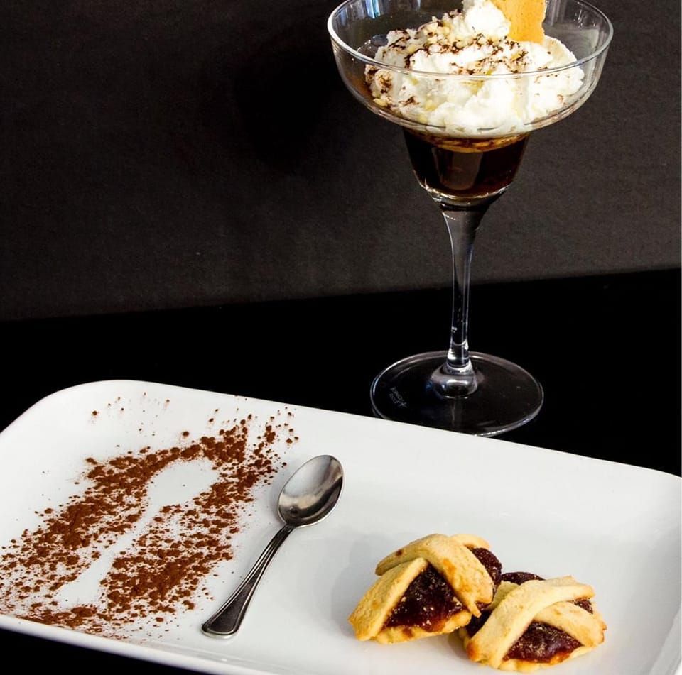 biscottini con ripieno di confettura e gelato affogato