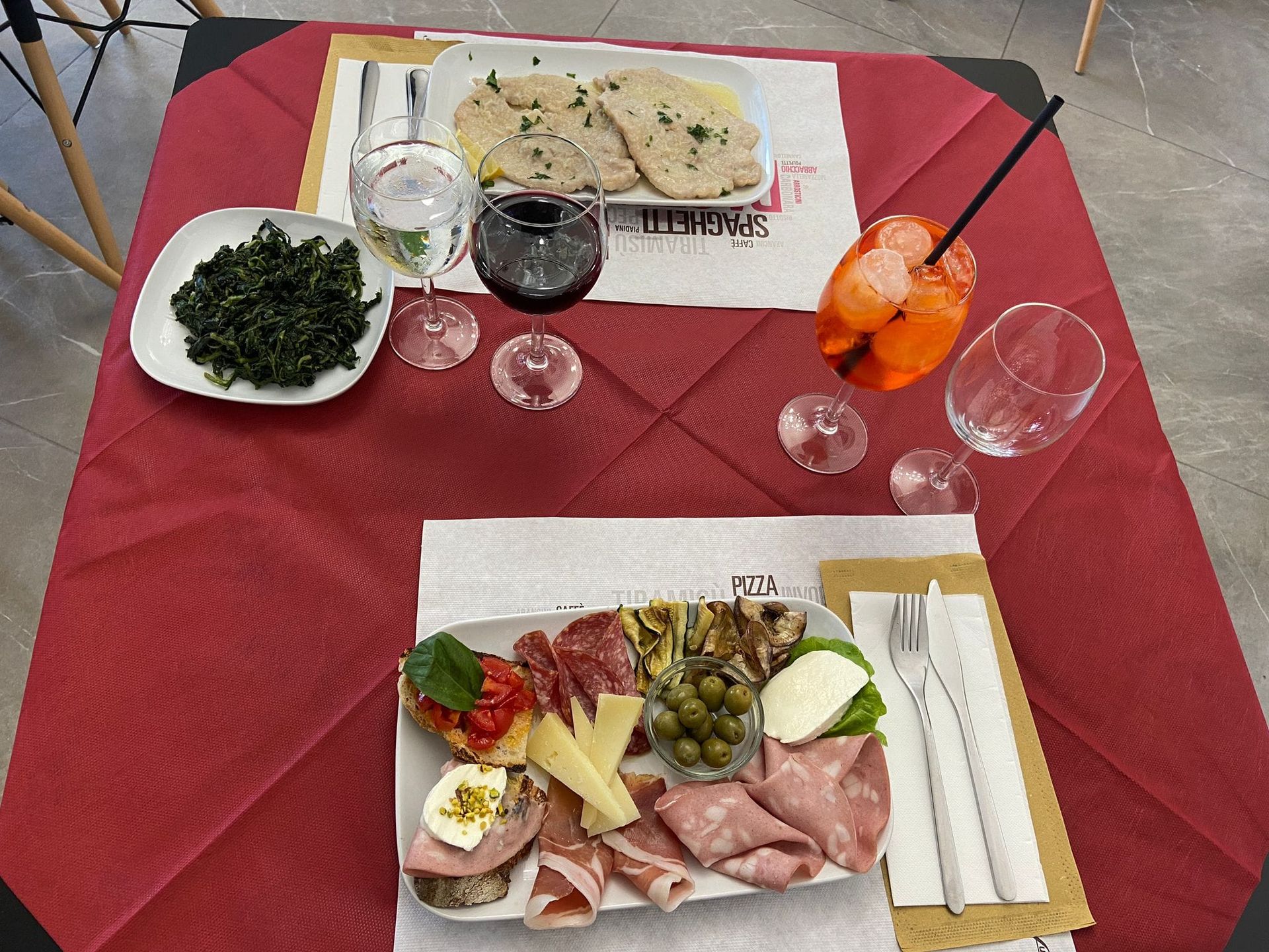 scaloppine al limone e piatto di salumi e formaggi