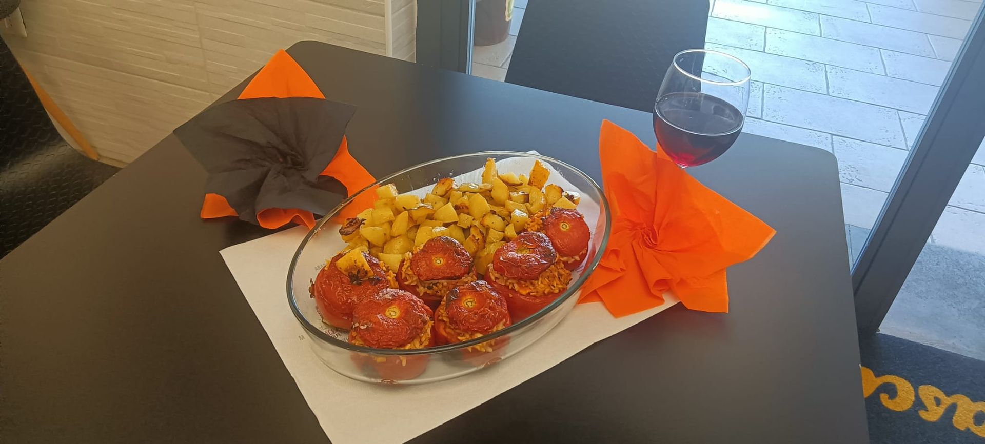 pomodori ripieni di riso con contorno di patate al forno