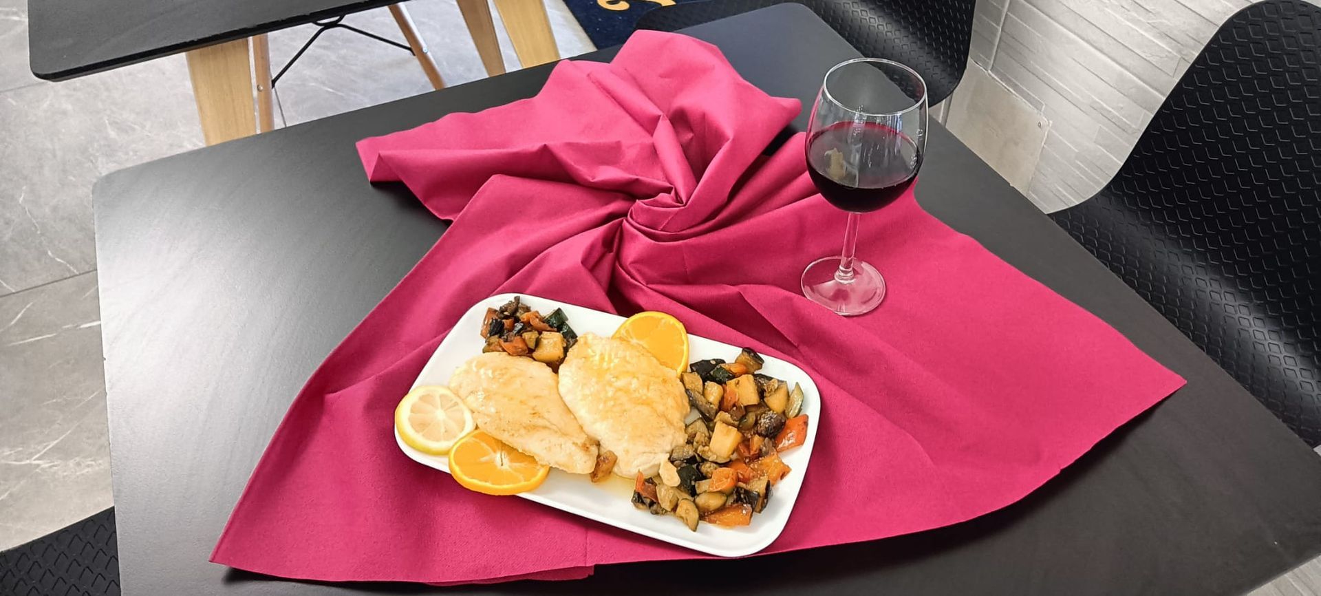 scaloppine con contorno di verdure grigliate