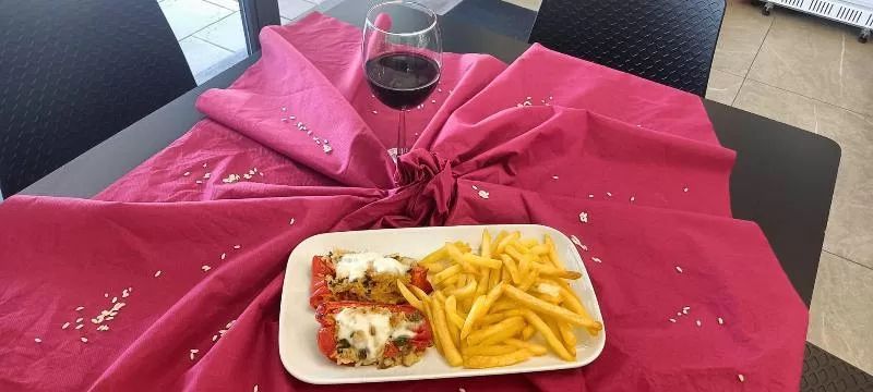 peperoni ripieni e contorno di patatine fritte