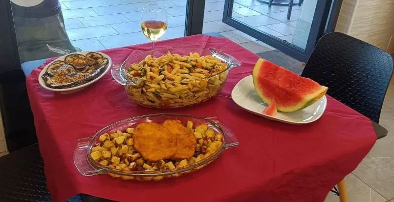 pasto completo: pasta  con verdure, cotolette di pollo con patate al forno, contorno di melanzane grigliate e anguria