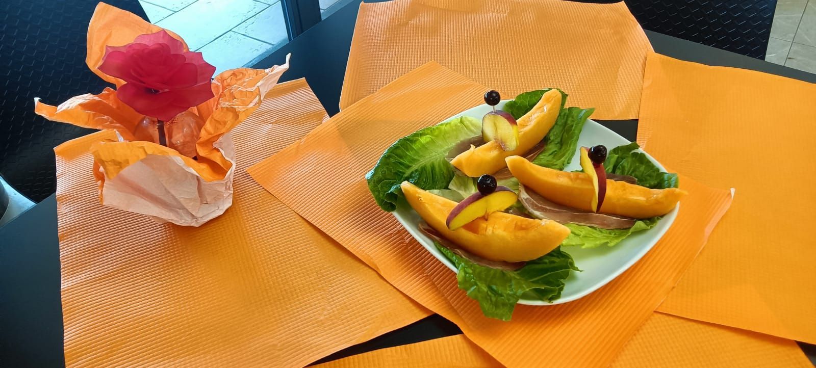 piatto di melone e pesche