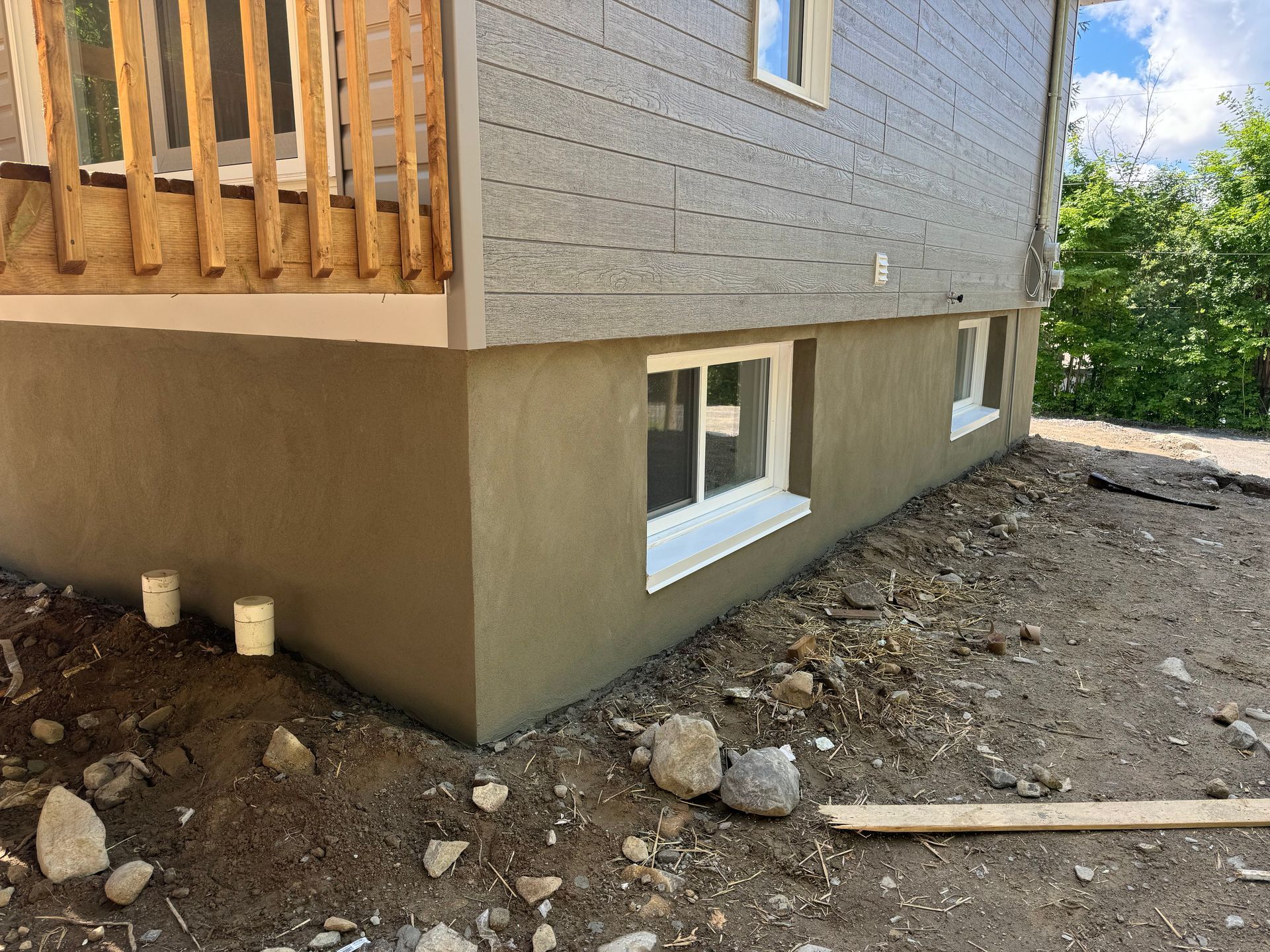 Une maison est en construction au sommet d'une colline de terre.