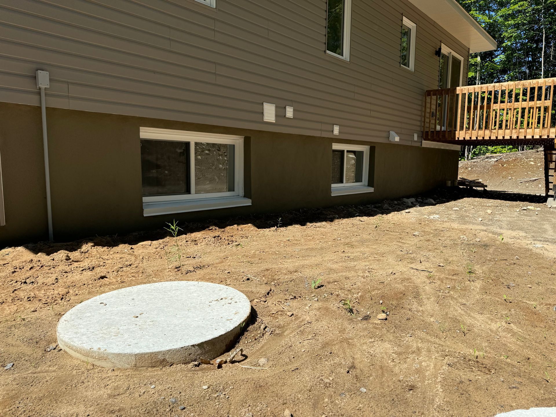 Une maison avec une fosse septique devant