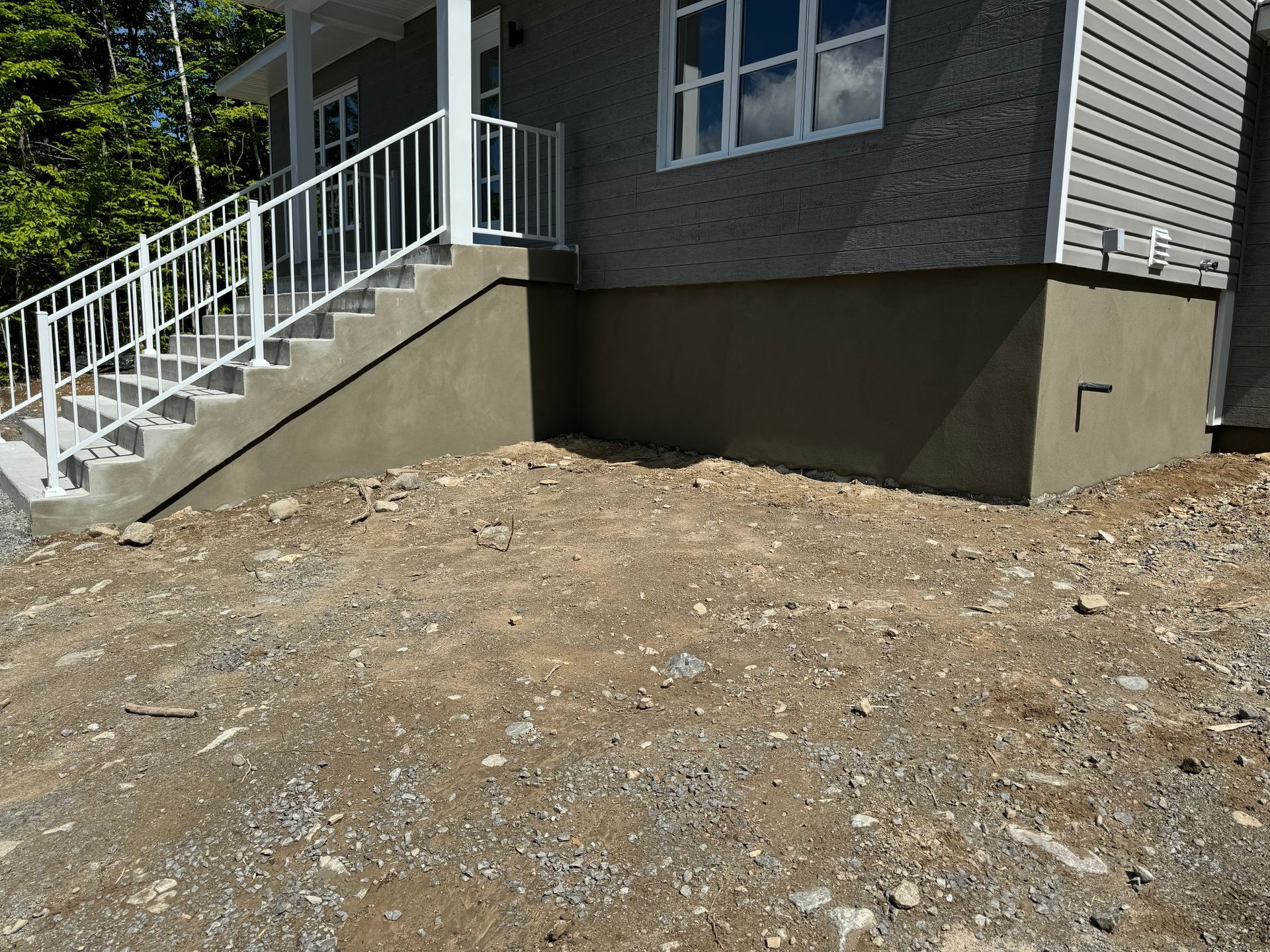 Une maison avec des escaliers menant au porche d'entrée