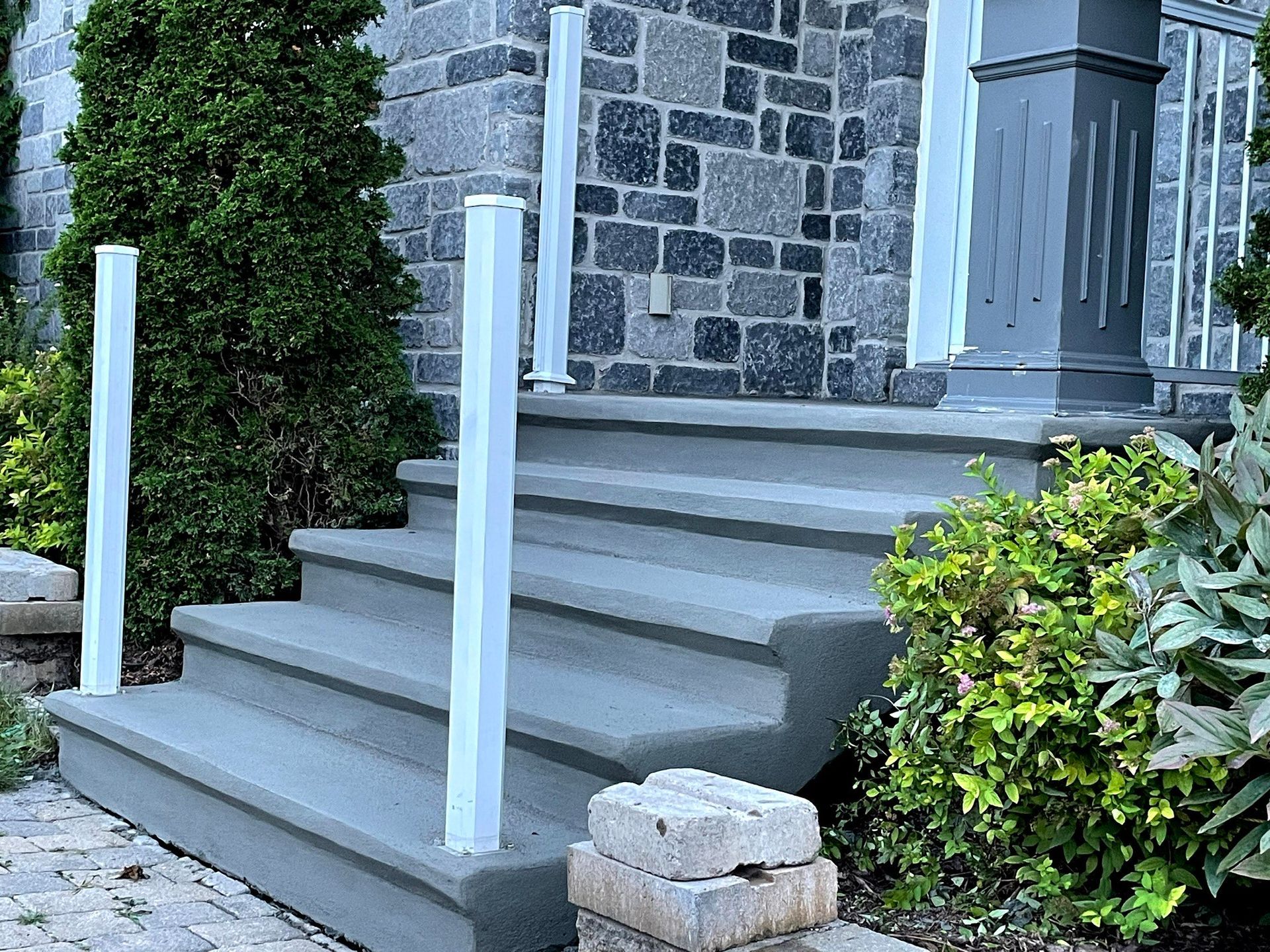 Un escalier menant à un bâtiment en pierre