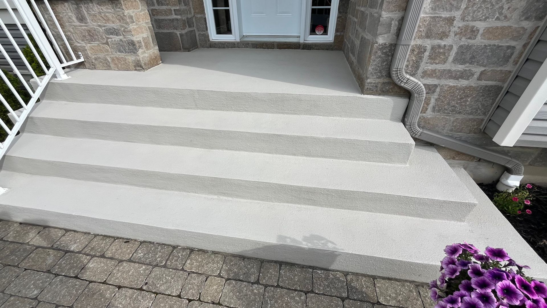Un ensemble d'escaliers menant à la porte d'entrée d'une maison.