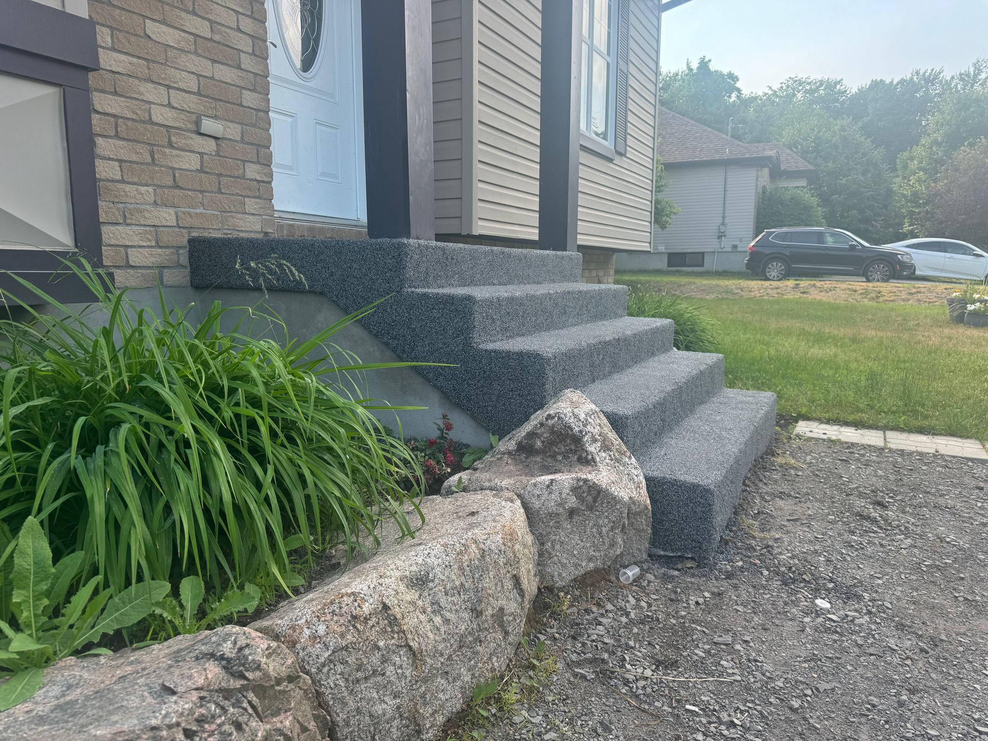 Un ensemble d'escaliers menant à la porte d'entrée d'une maison.