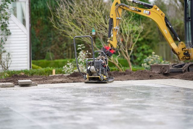 Gartenansicht mit Wegführung, Beeten und gepflegtem Rasen
