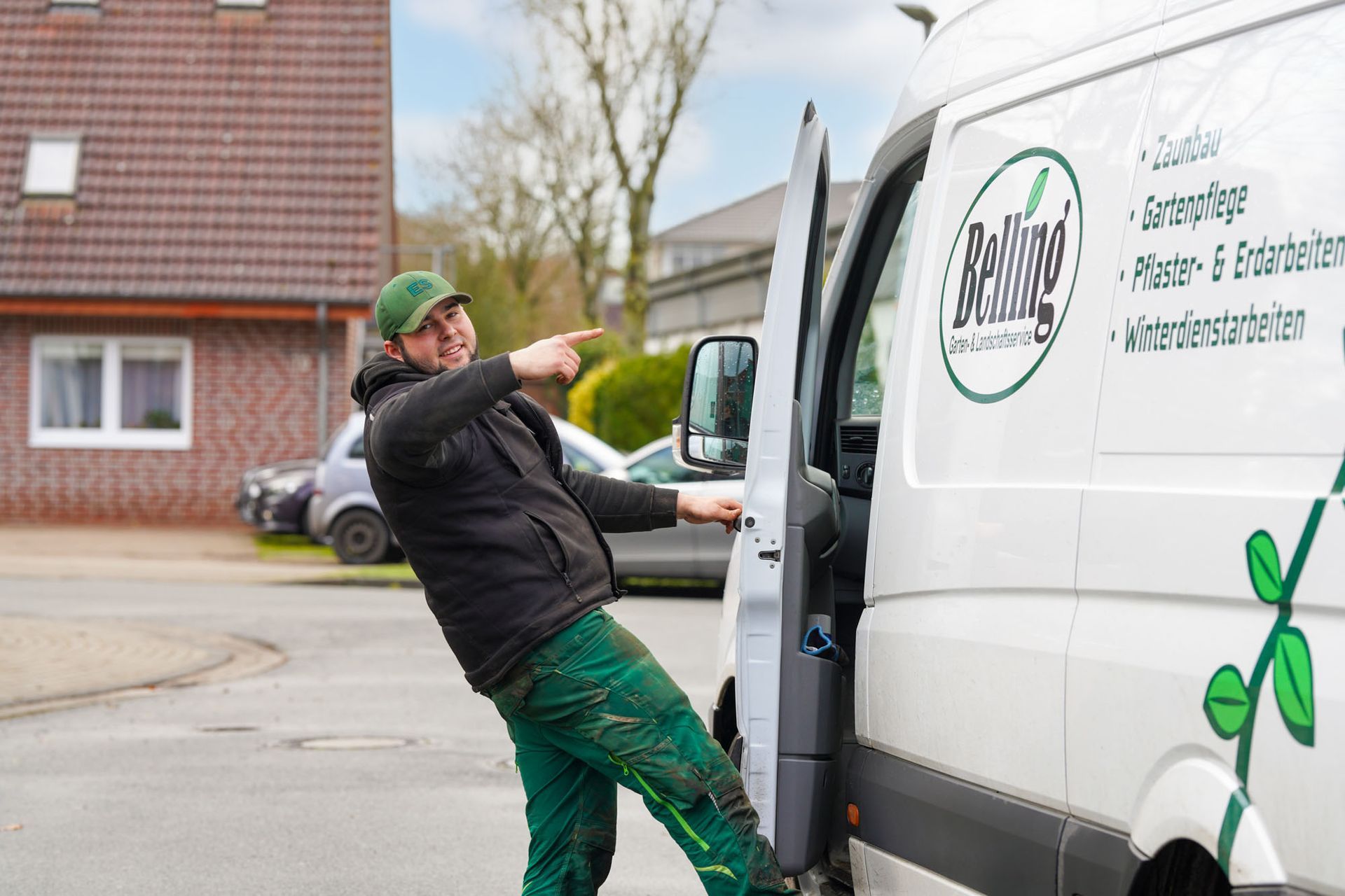 Gartenimpression mit Wegen, Rasen und strukturierter Bepflanzung