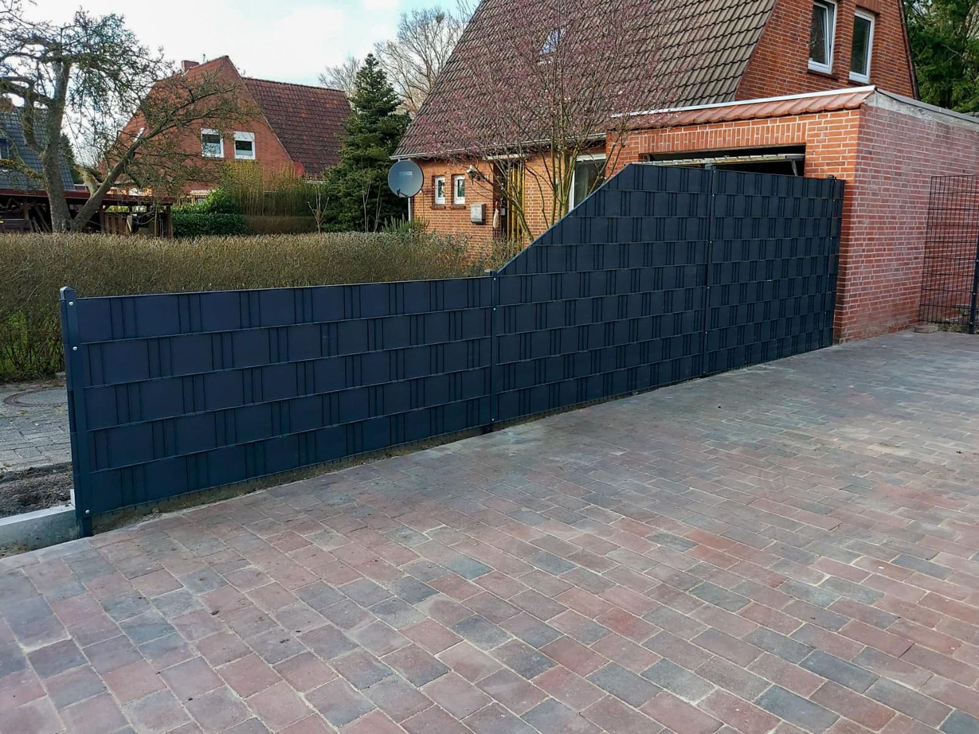 Neu gestalteter Gartenbereich mit Beeten und Wegen