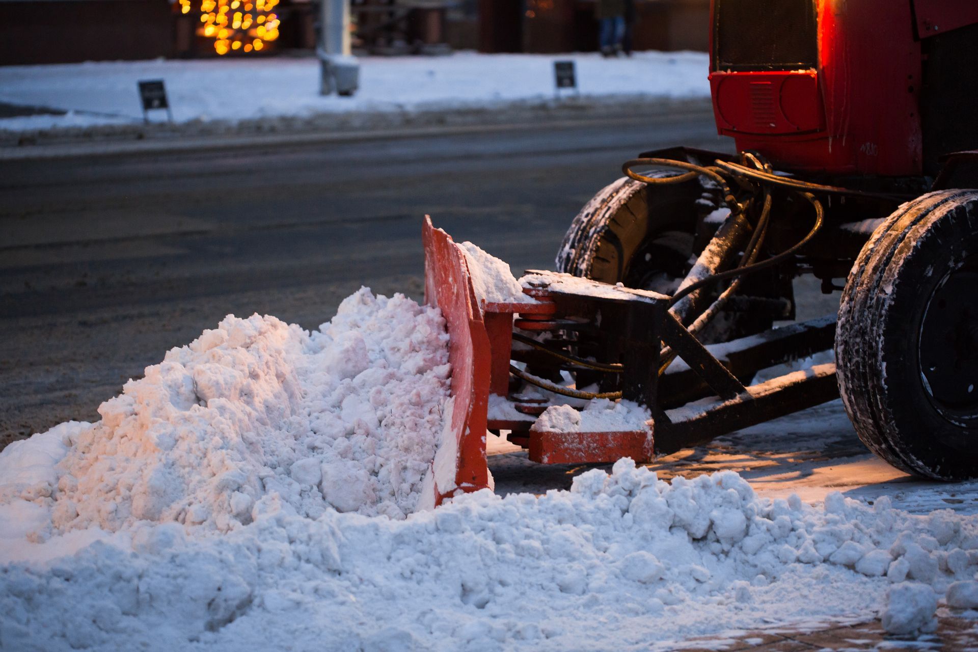 Winterdienst – Traktor räumt Schnee von der Straße