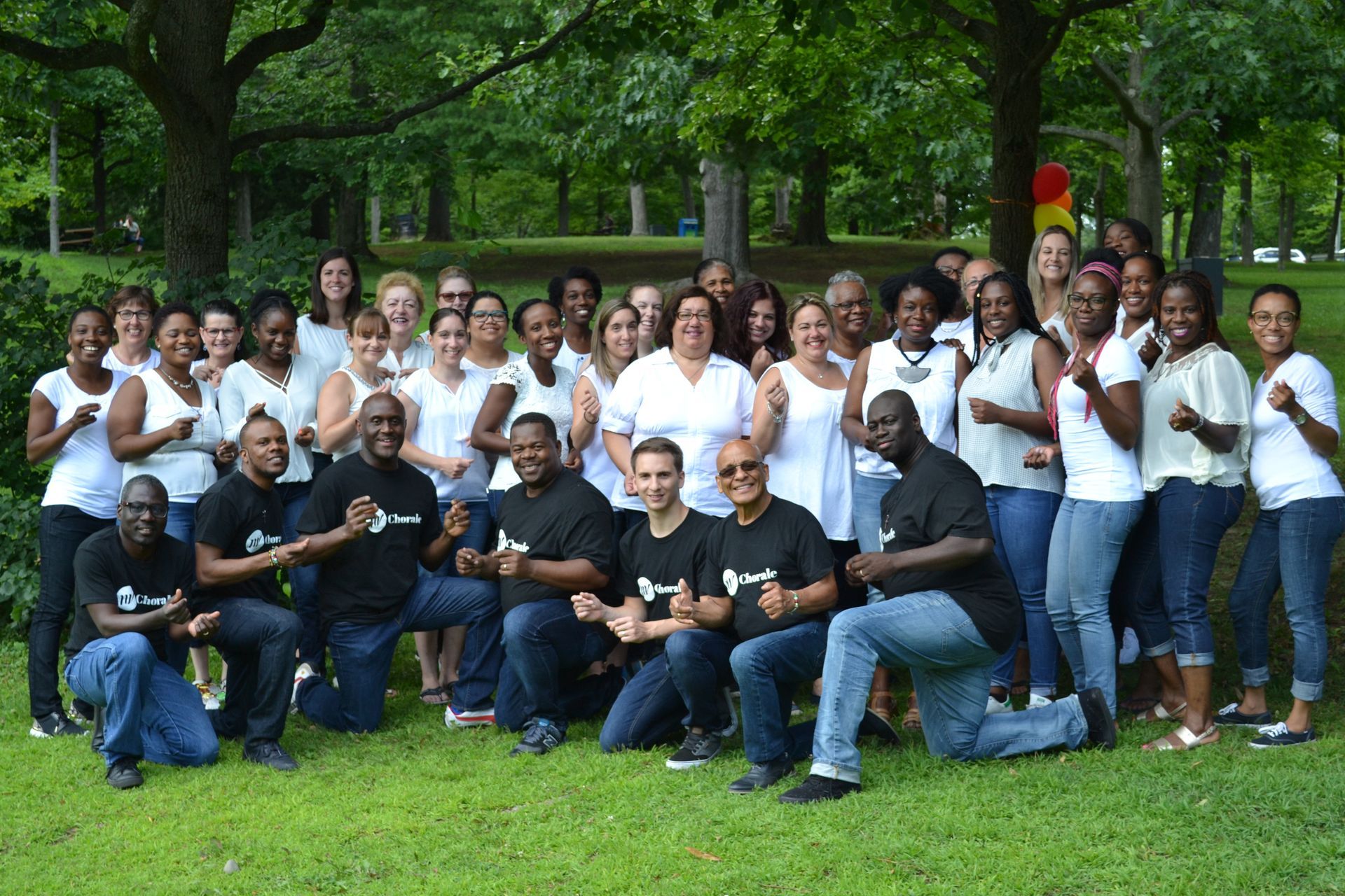 Un grand groupe de personnes posant pour une photo dans un parc