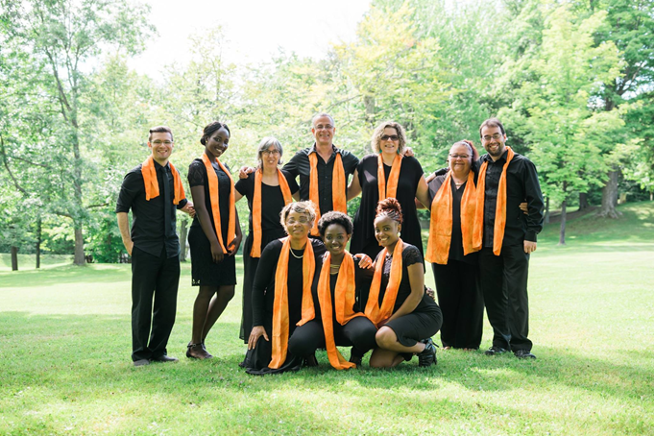 Un groupe de personnes portant des foulards orange posent pour une photo