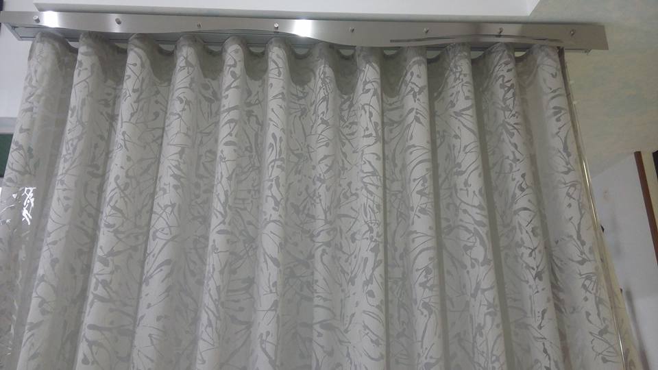 tenda bianca ricamata