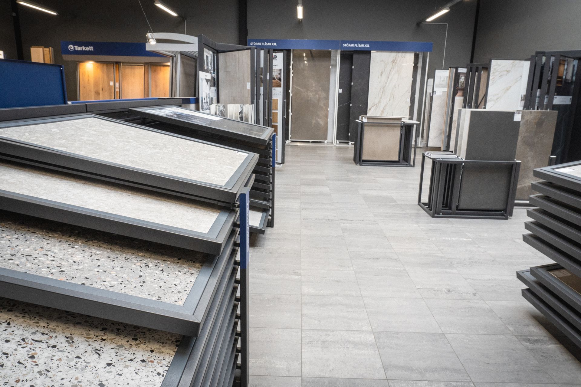 Það eru margar mismunandi gerðir af flísum til sýnis í þessari verslun.