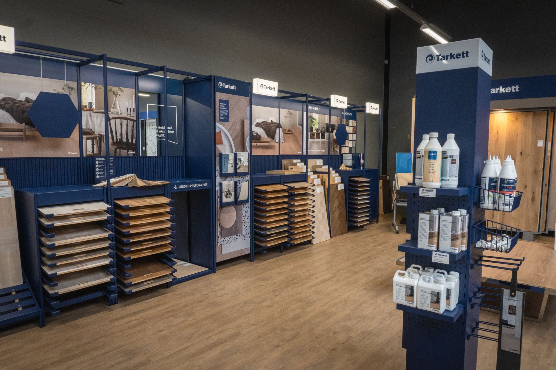 Verslun fyllt með fullt af mismunandi gerðum af viðargólfi.