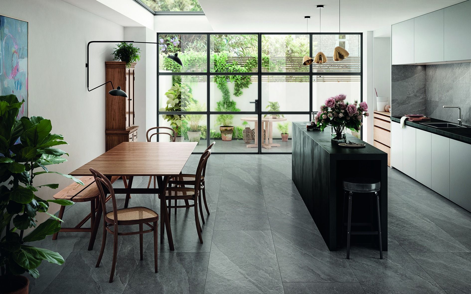 Eldhús með borði og stólum og stórum glugga