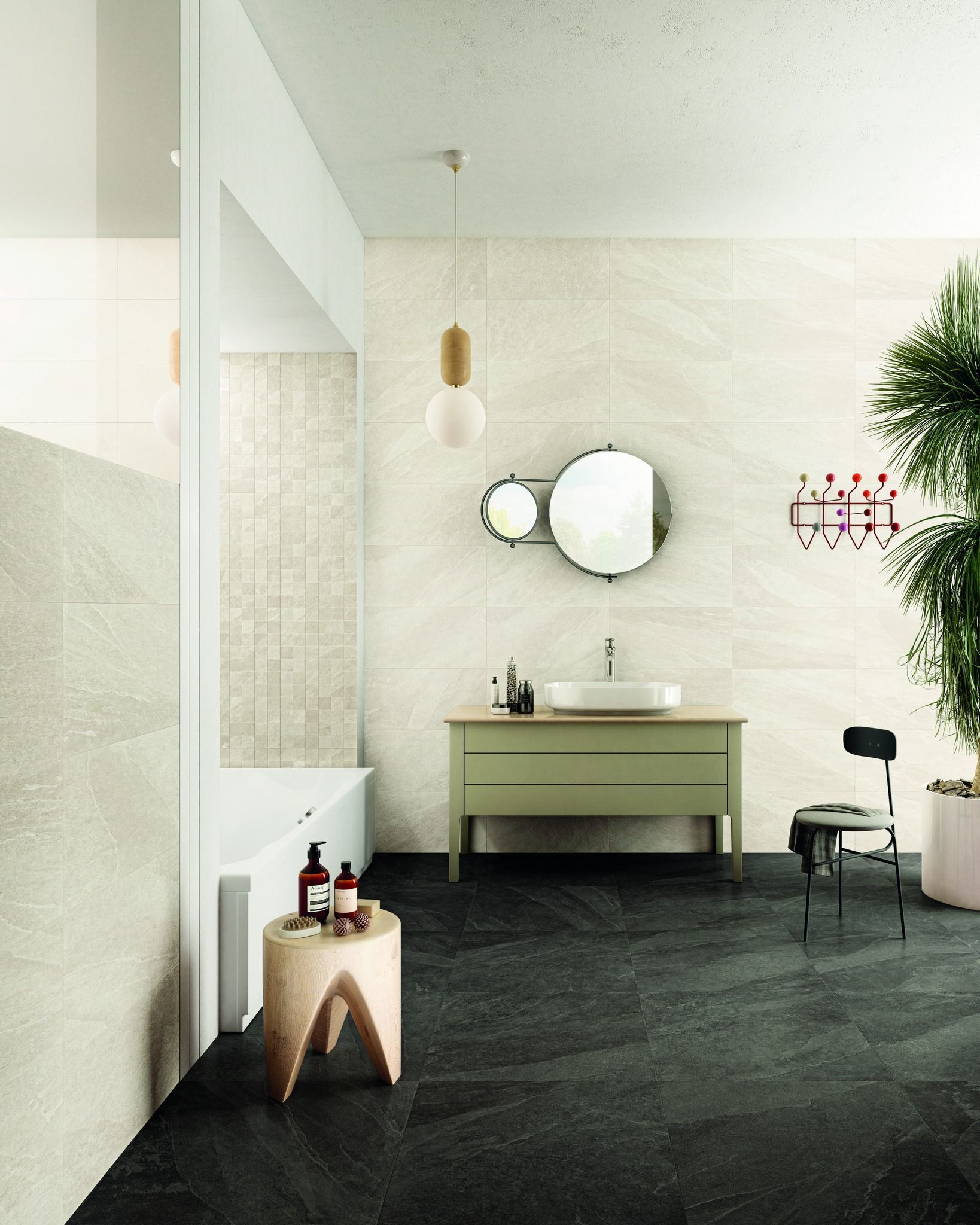 Baðherbergi með vaski, spegli, baðkari og kolli.