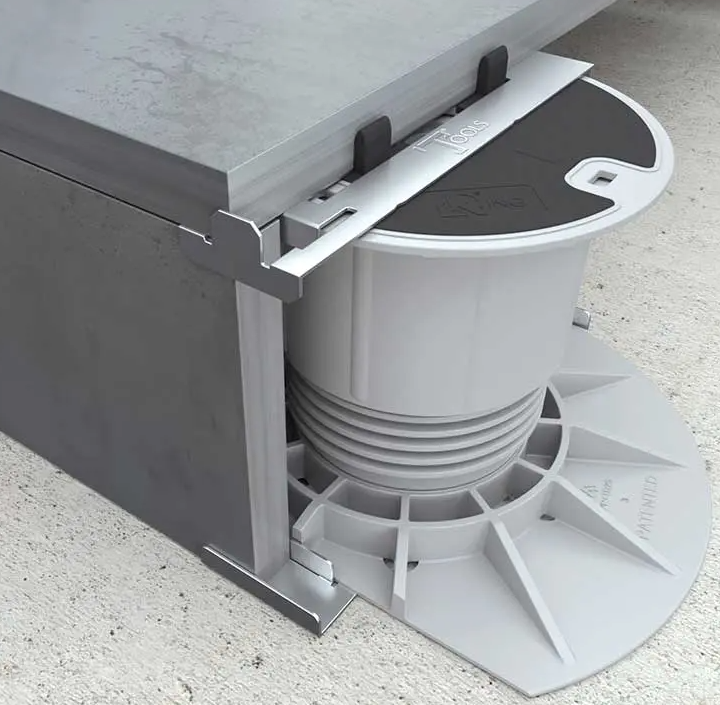 Grátt gámur situr ofan á steyptu yfirborði