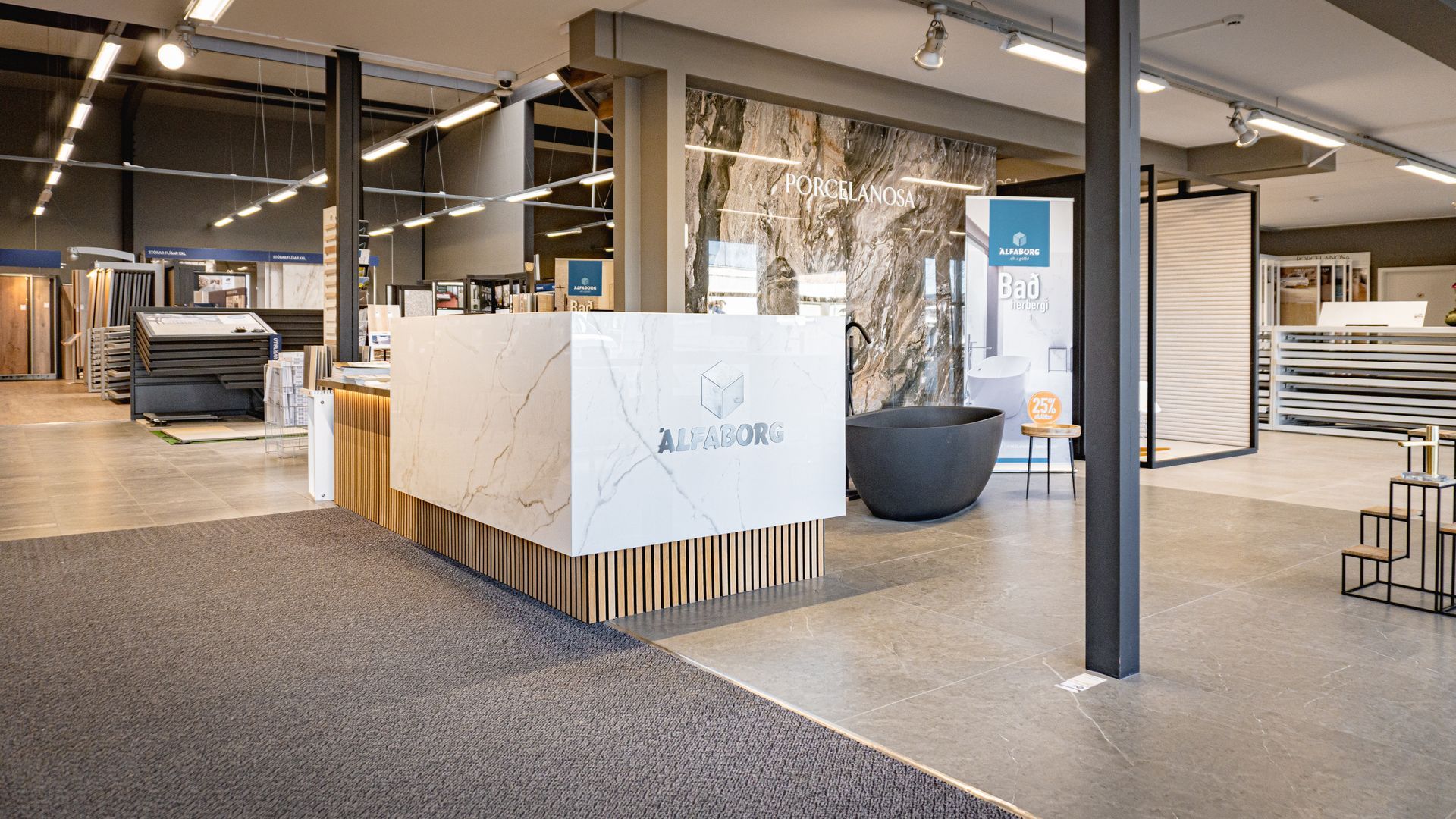 Stórt herbergi með hvítum borði í miðjunni.