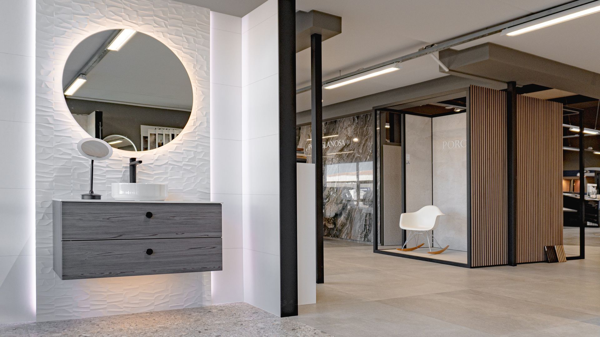 Baðherbergi með vaski, spegli og stól.