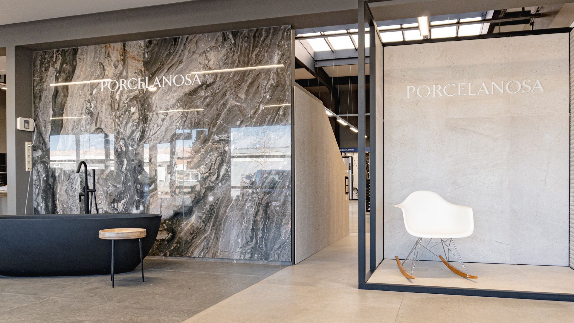 Baðherbergi með baðkari og stól í.