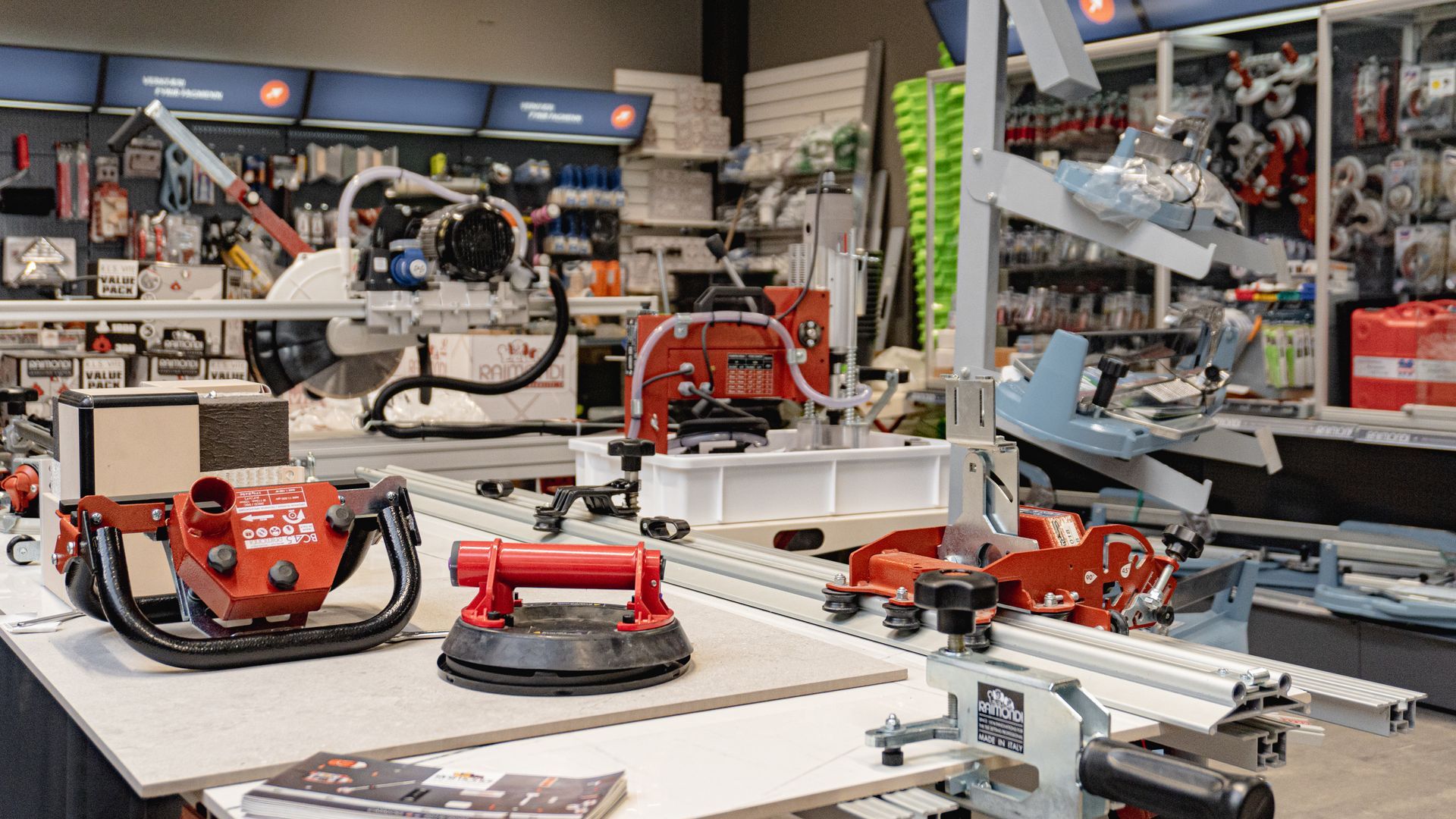 Verslun full af tækjum og vélum.