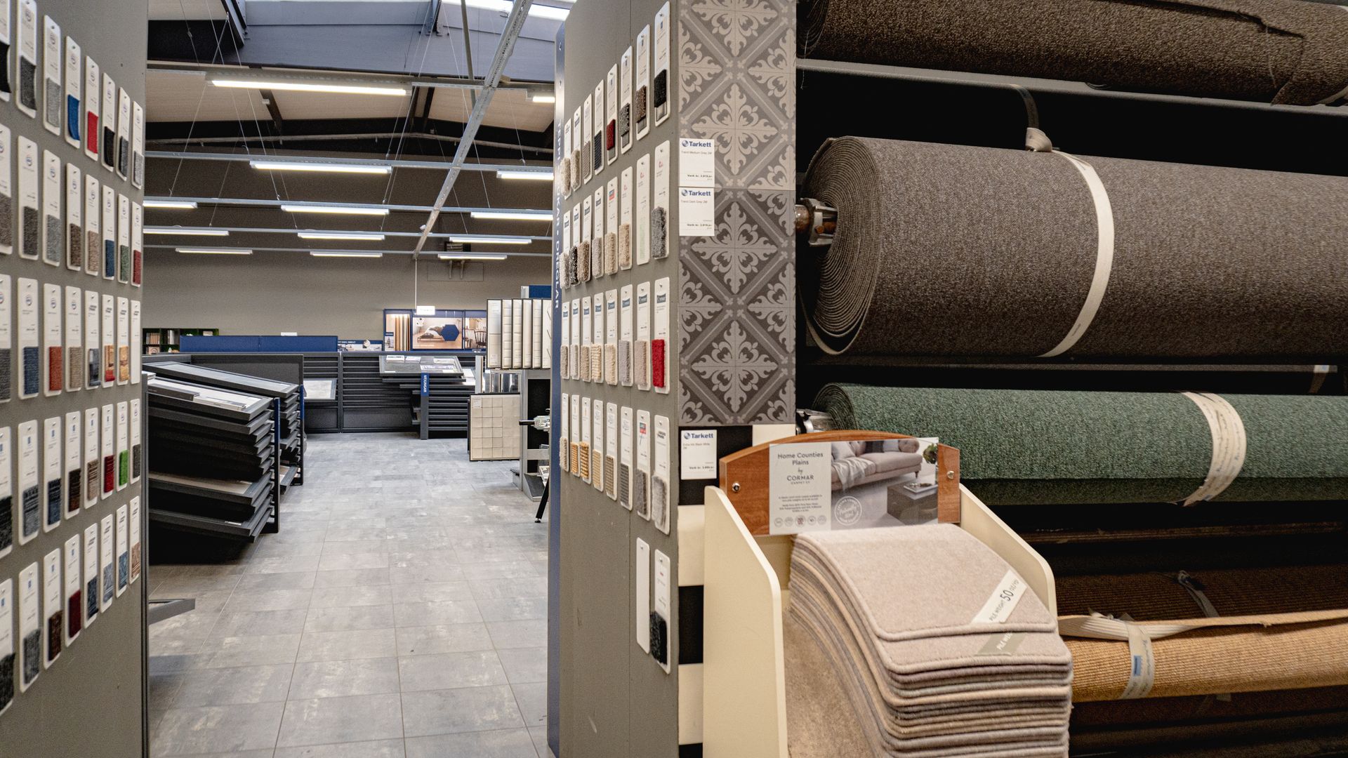 Verslun fyllt með fullt af teppum og dúkum