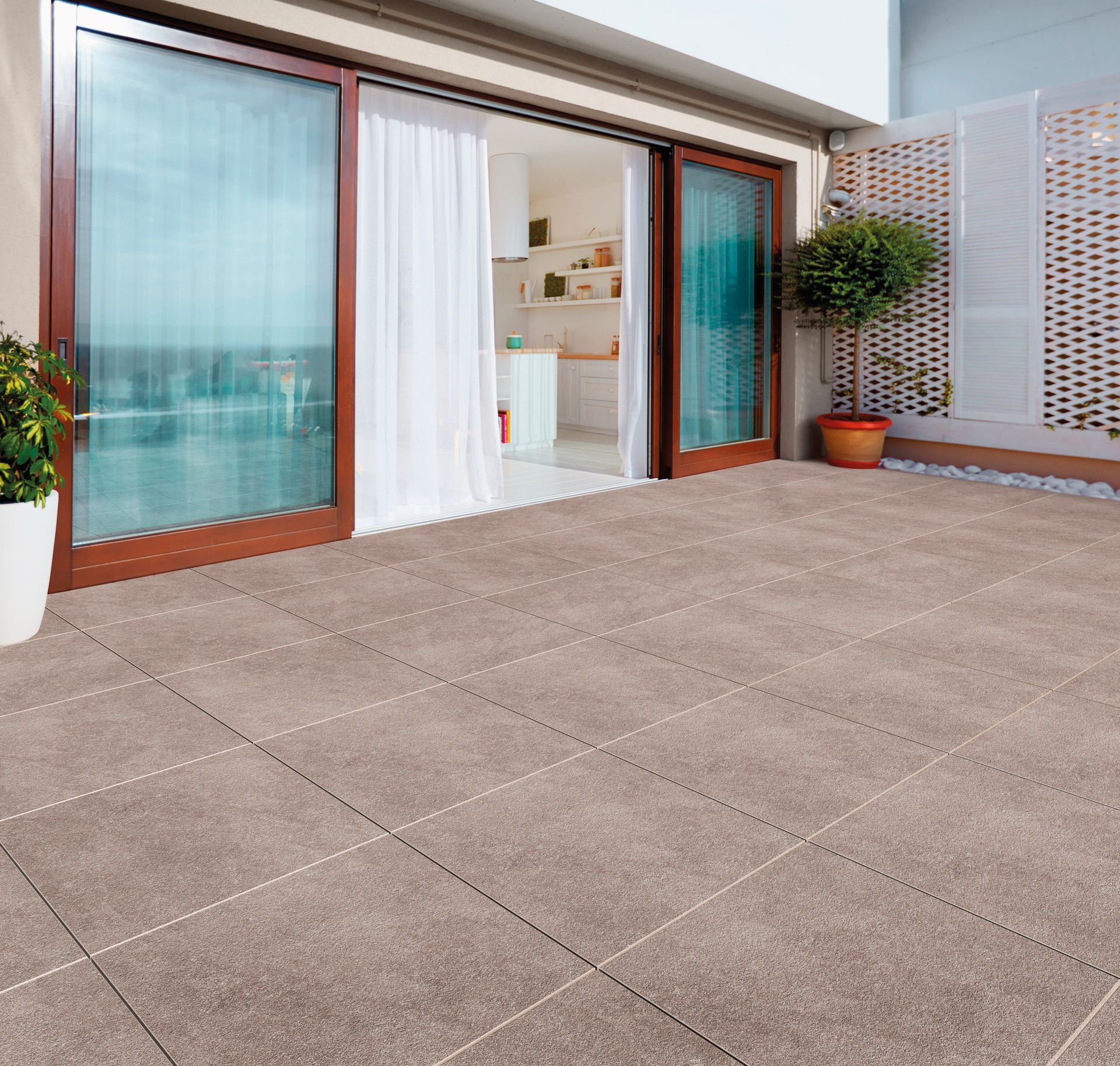 Verönd með glerrennihurðum út í stofu