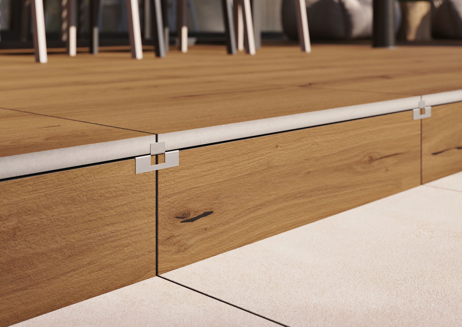 Nærmynd af viðargólfi með hvítum flísakanti.