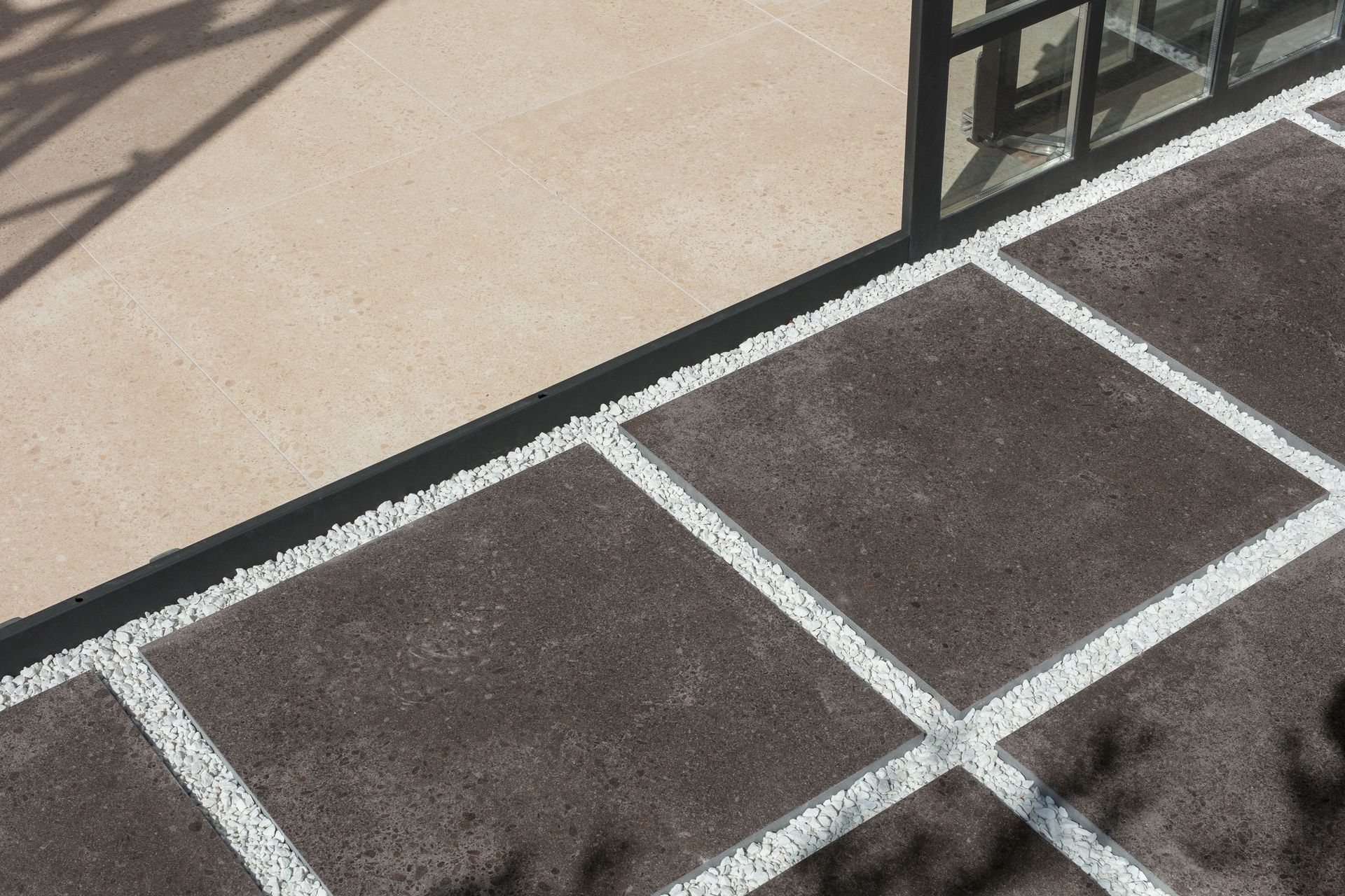 Bílastæði með hvítum línum á jörðinni