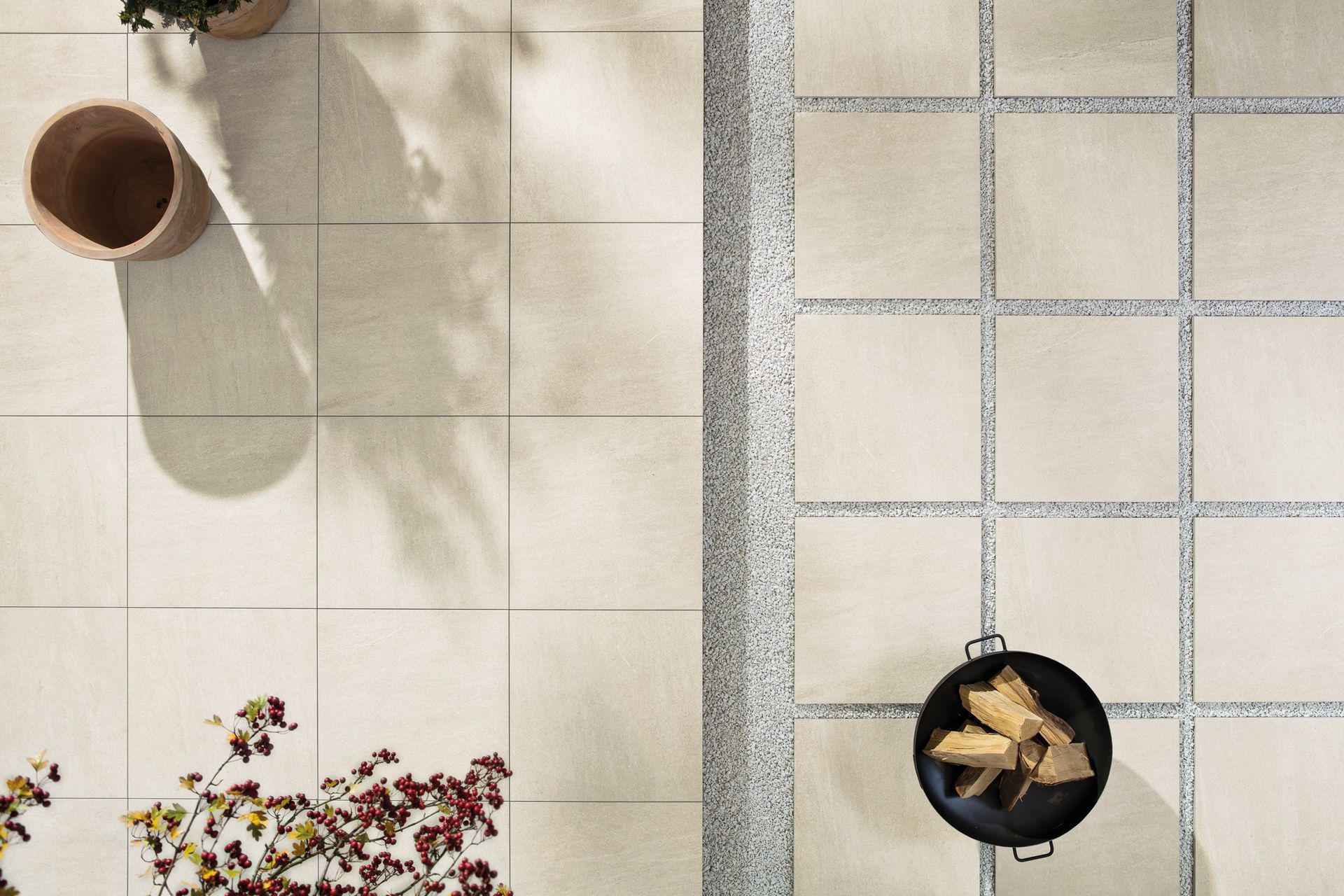 Verönd með hvítum flísum og eldgryfju