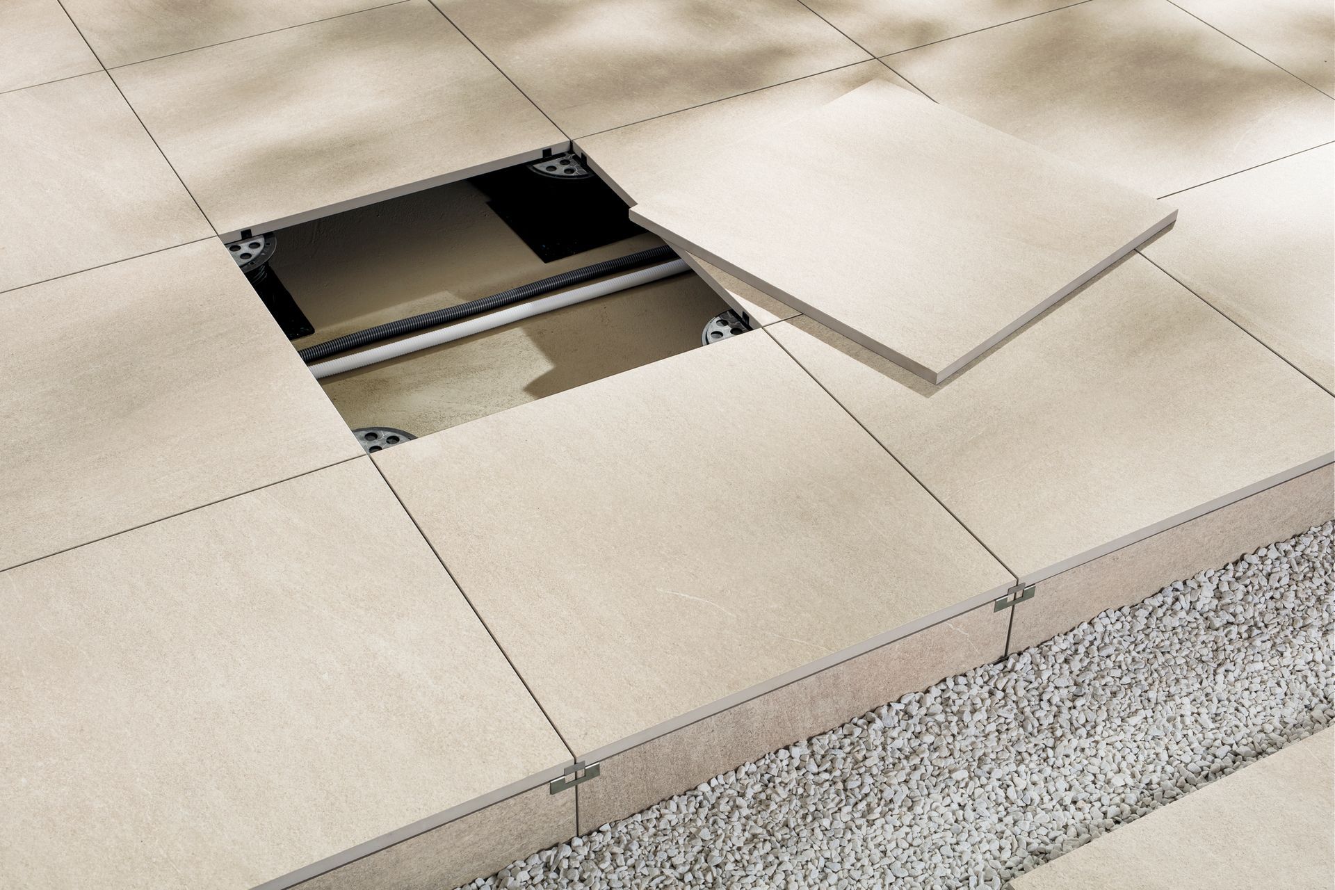 Flísalagt gólf með gati í miðju