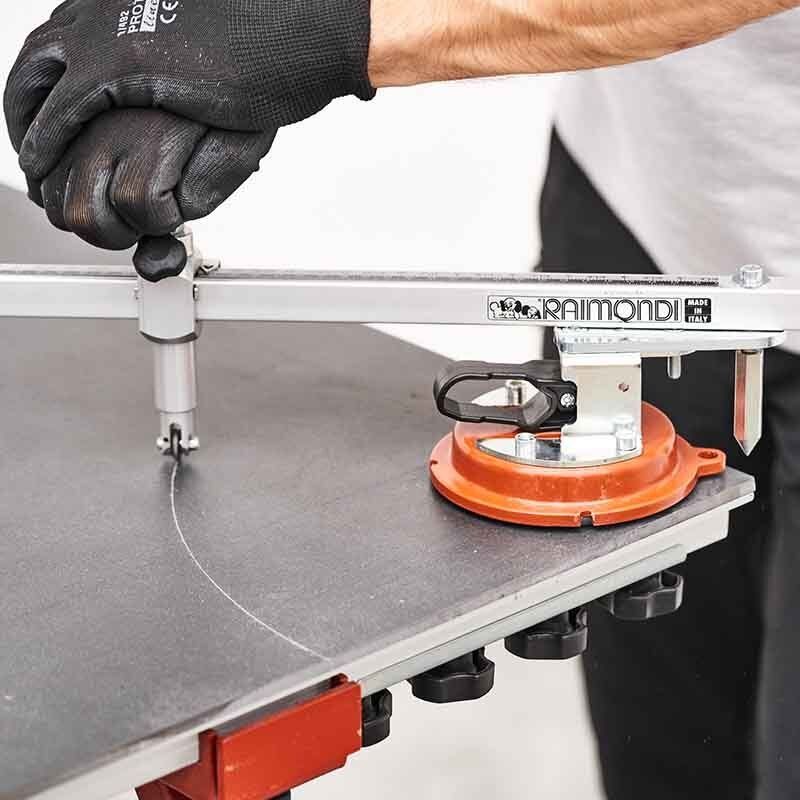 Maður er að nota flísaskera