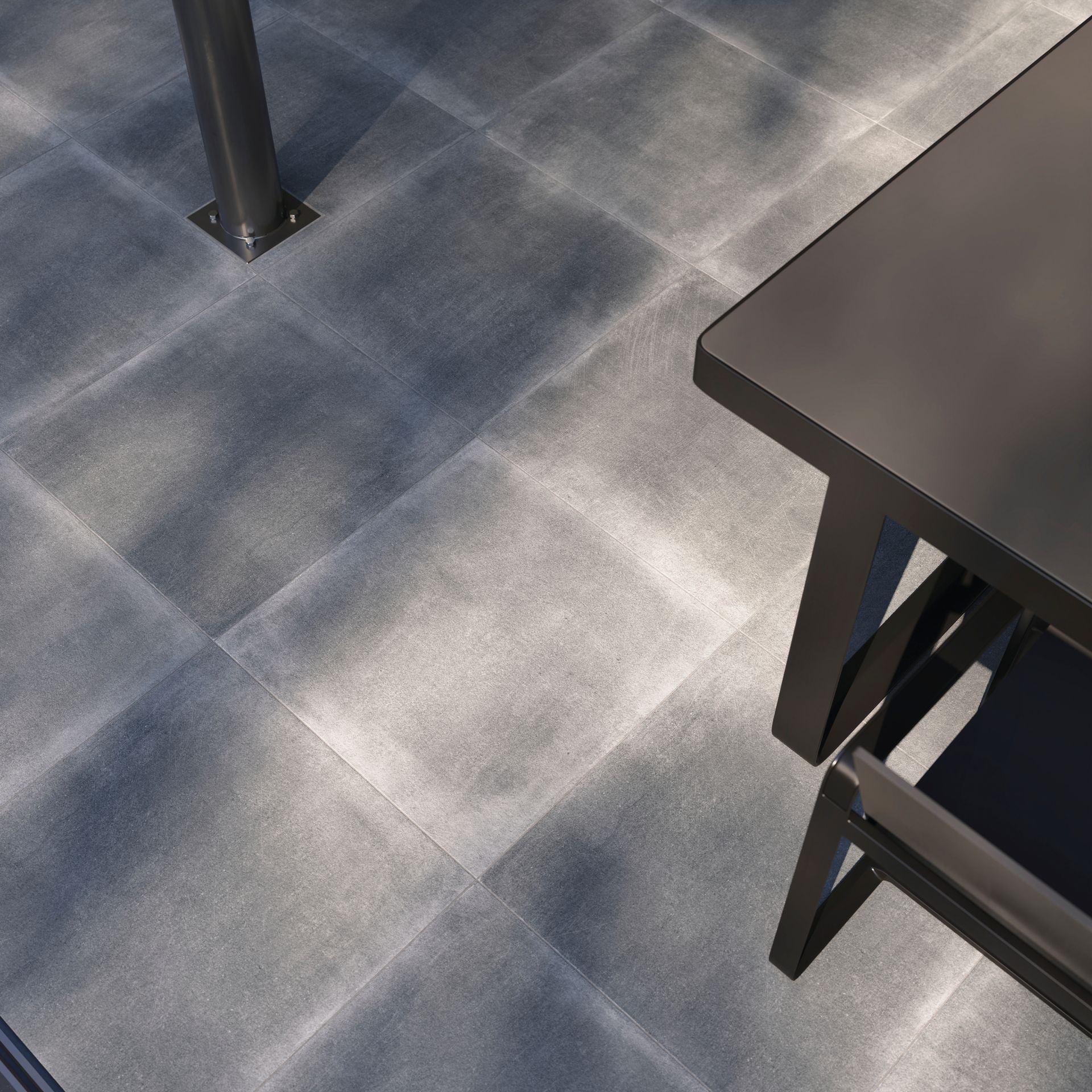 Borð og stólar eru á flísum á gólfi