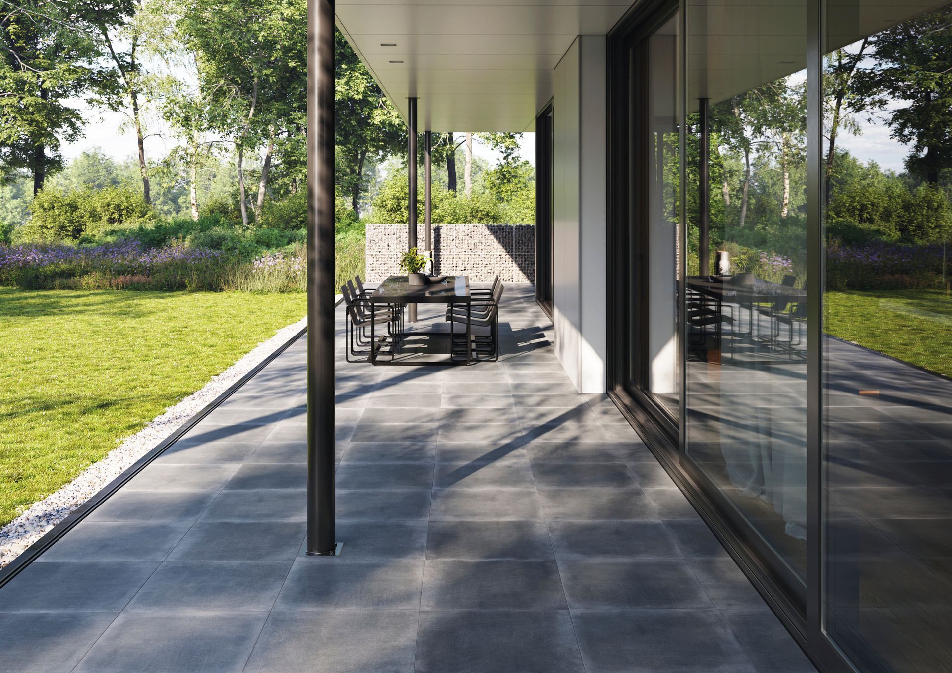 Það er verönd með borði og stólum á henni.