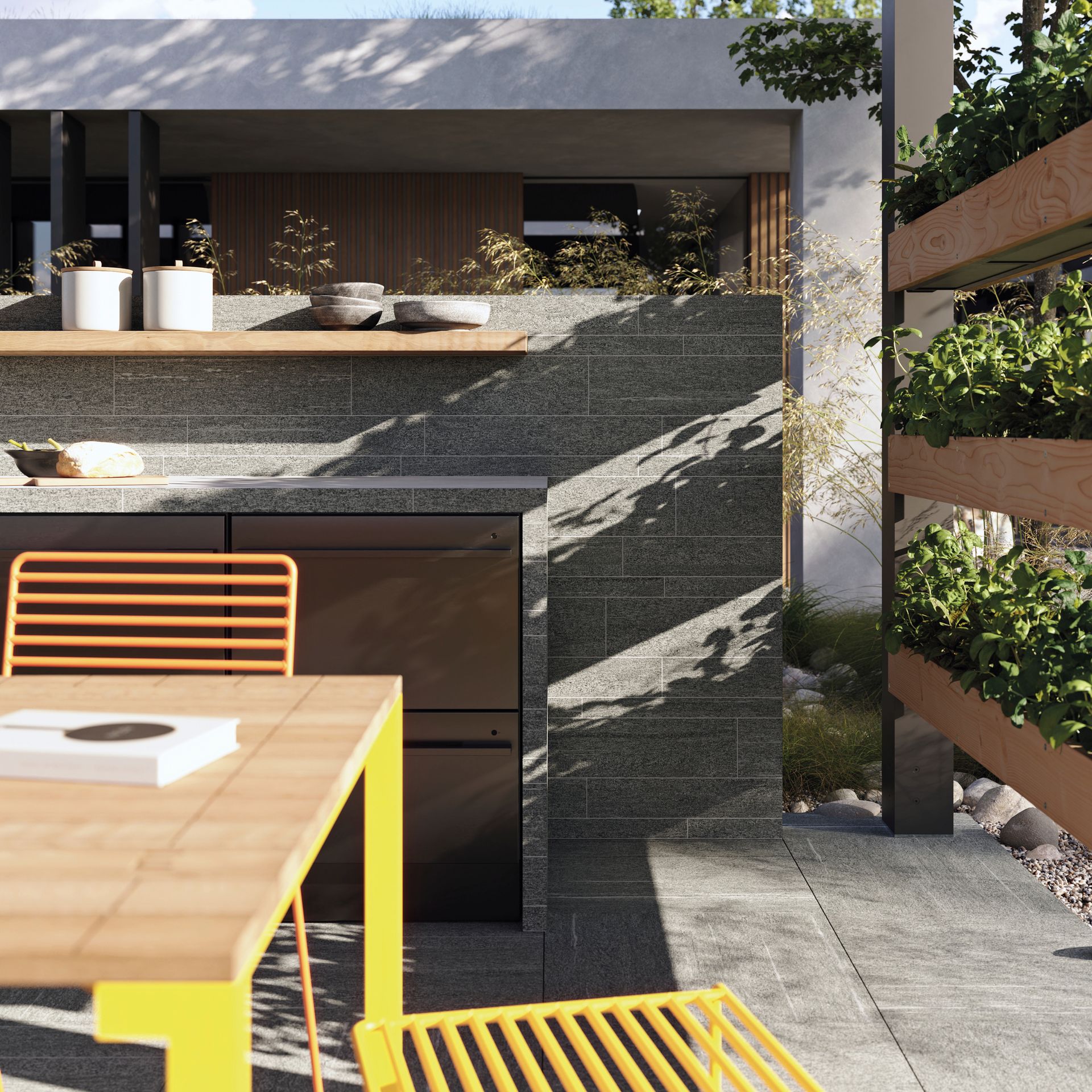 Gulur stóll situr við borð með bók á