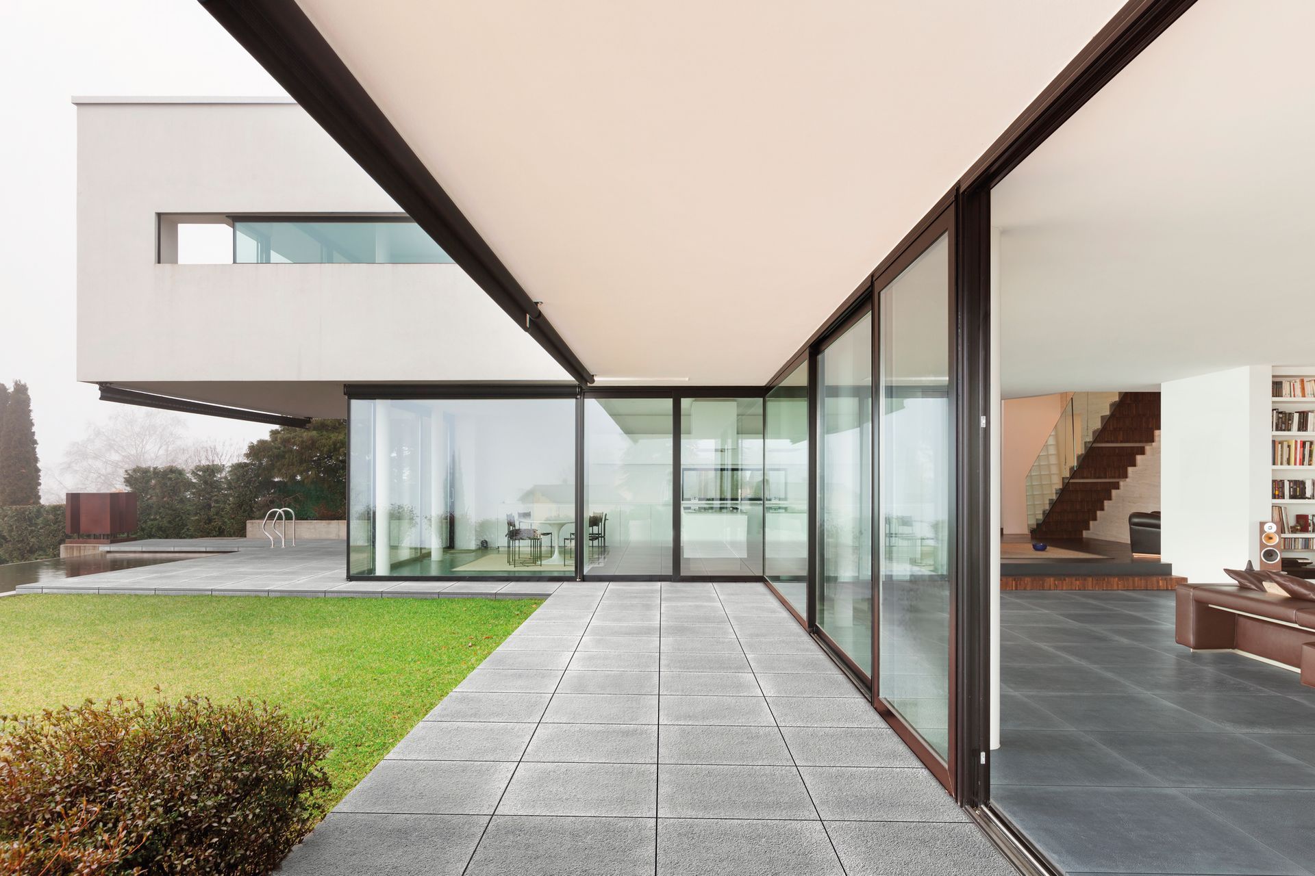 Nútímalegt hús með miklum gluggum og verönd