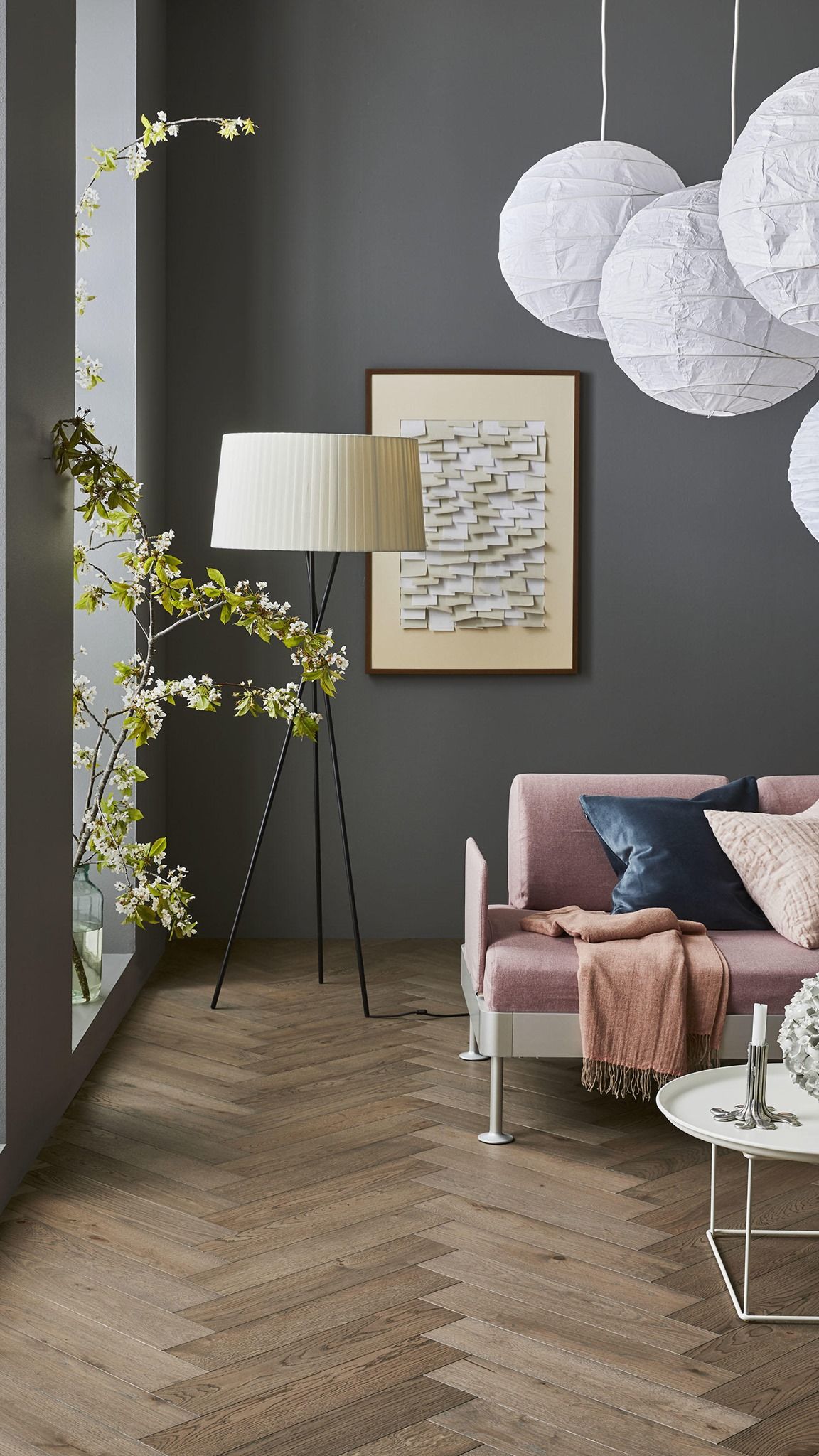 Stofa með bleikum sófa og lampa