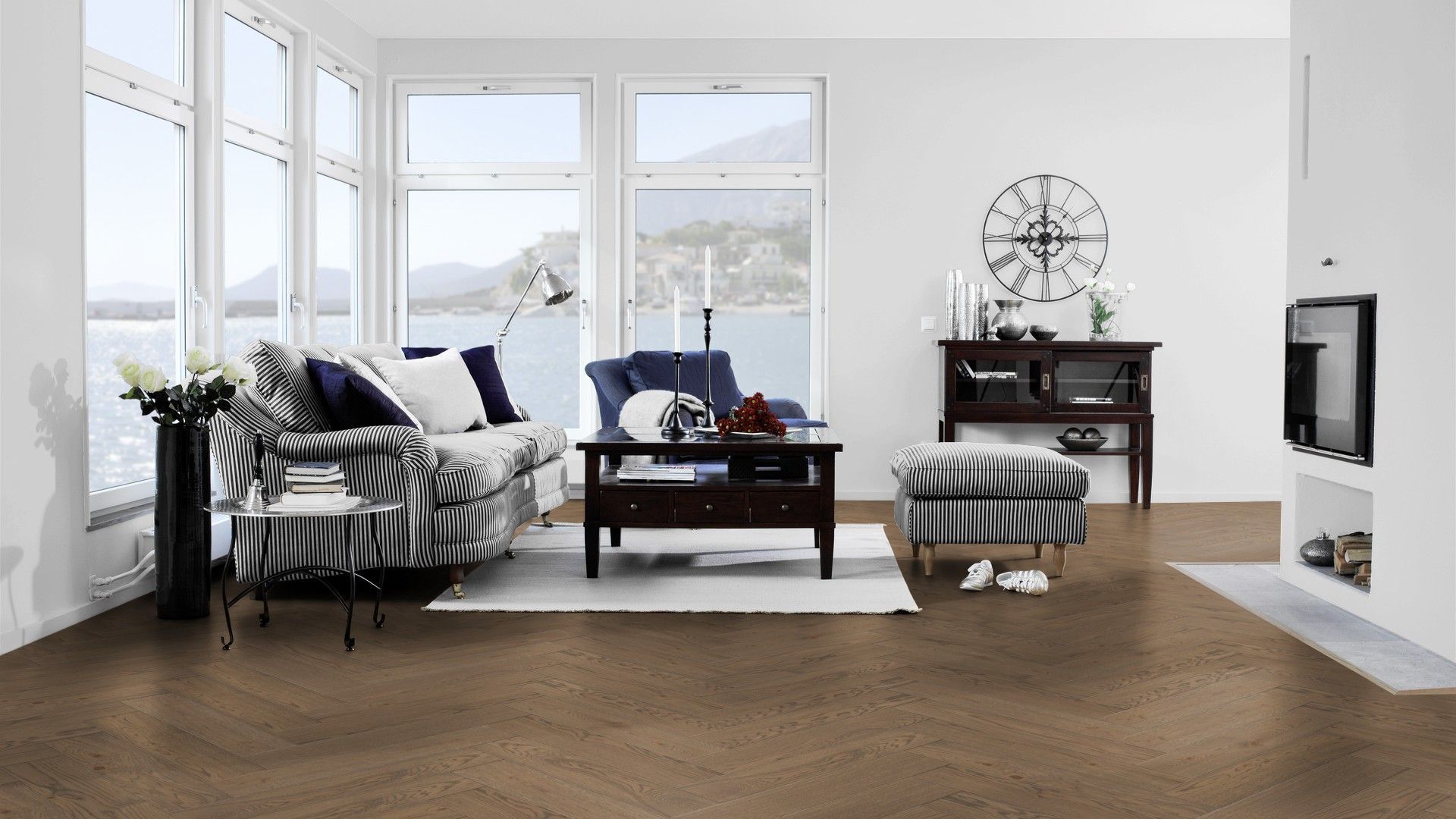 Stofa með sófa, stól, stofuborði og sjónvarpi.