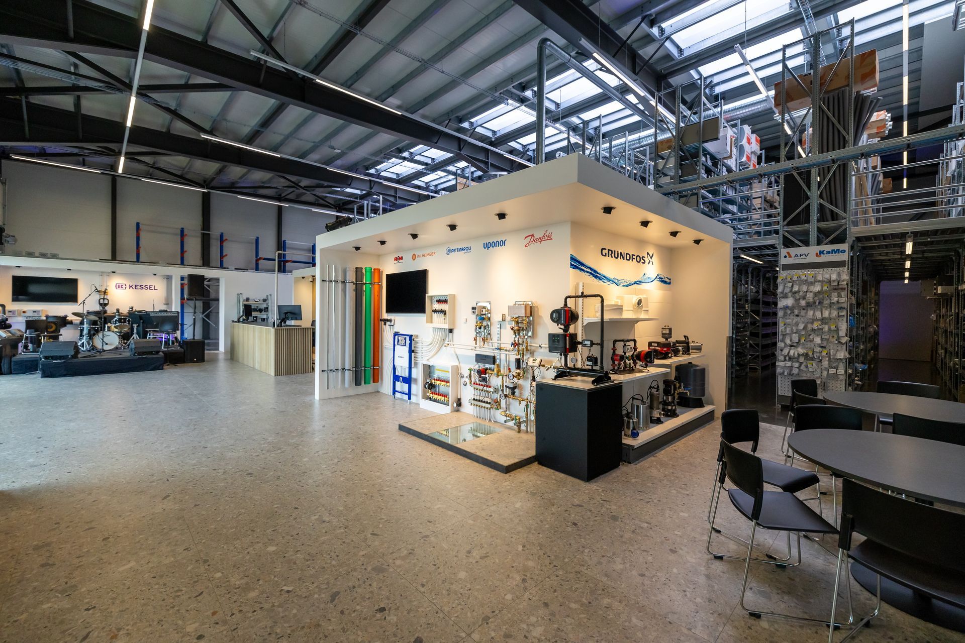 Stórt herbergi með borðum og stólum í