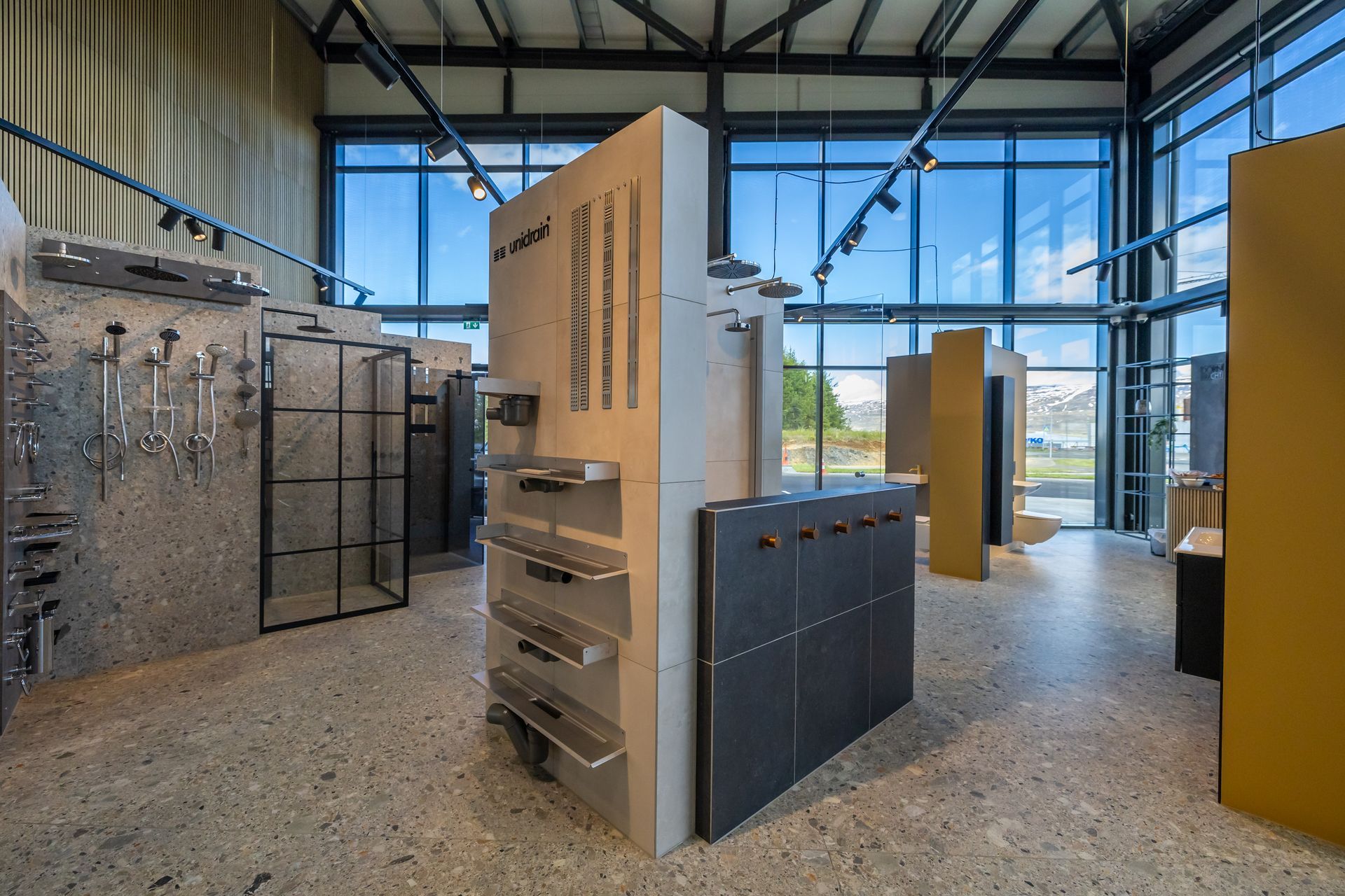 Stórt herbergi með fullt af hillum og mikið af gluggum.