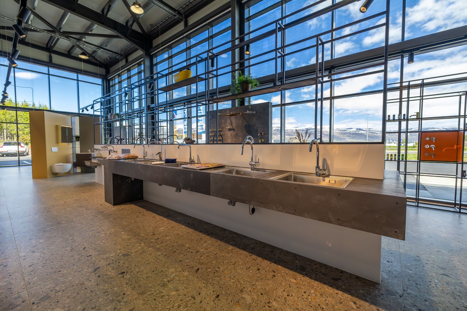 Eldhús með mörgum vöskum og stórum gluggum.