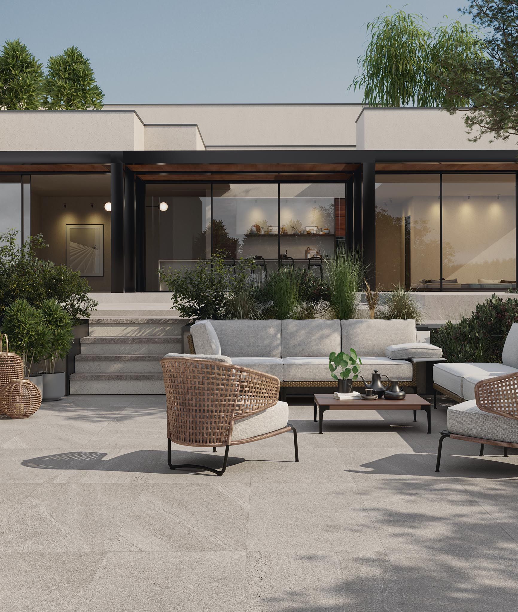 Verönd með sófa og stólum fyrir framan hús