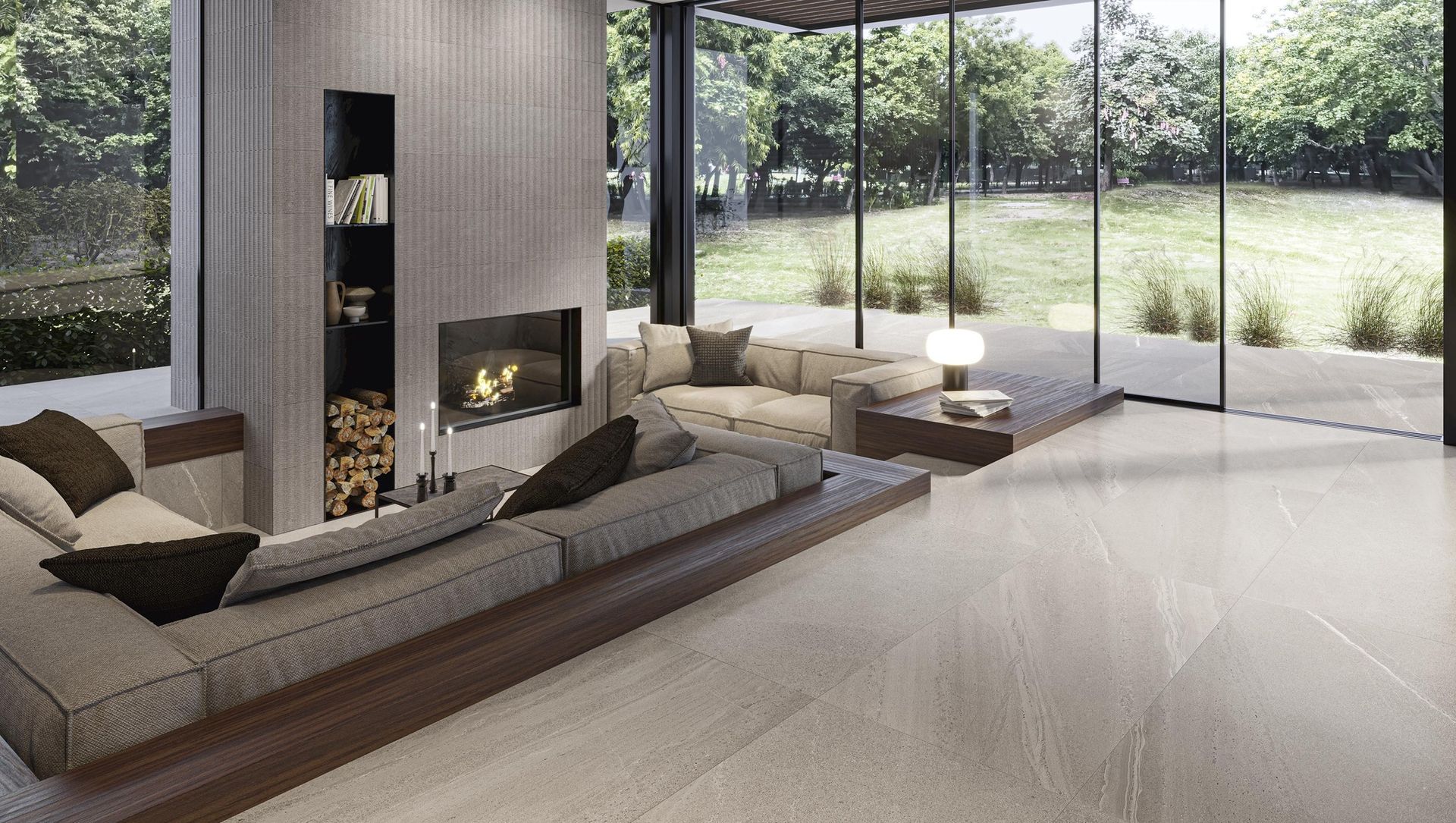 Stofa með sófa, arni og stórum gluggum.